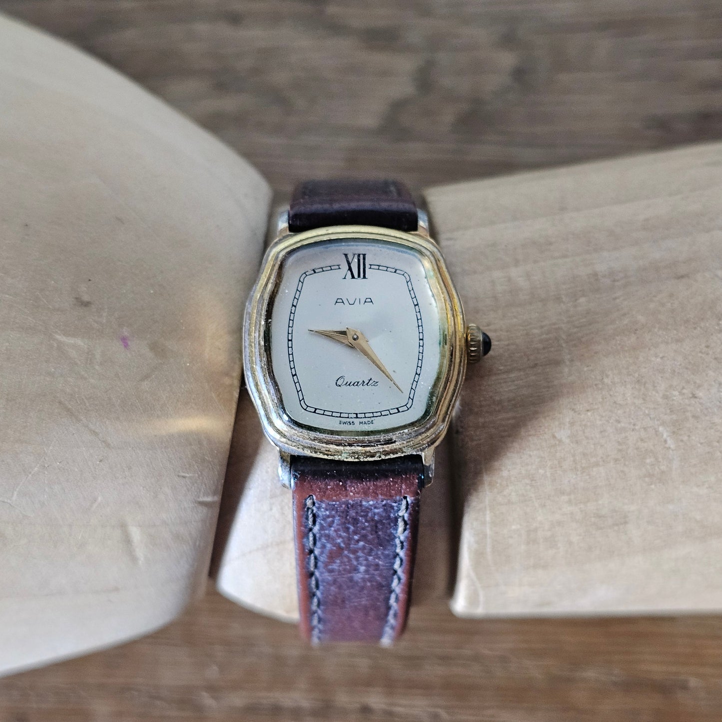circa. 1990 minimalist gold-tone Swiss Quartz ladies Dress watch with calf grain strap