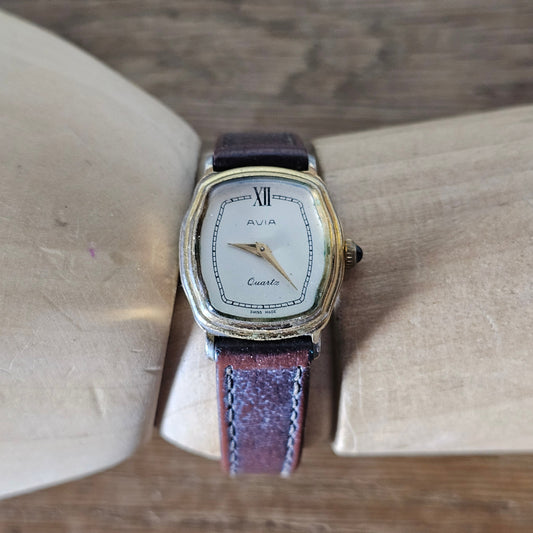 circa. 1990 minimalist gold-tone Swiss Quartz ladies Dress watch with calf grain strap