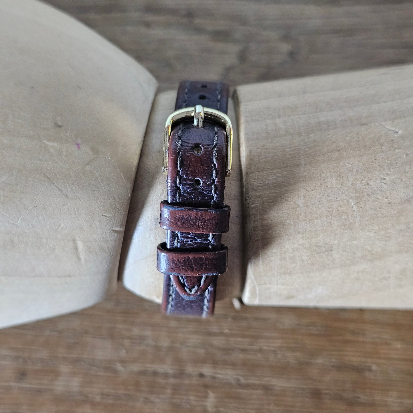 circa. 1990 minimalist gold-tone Swiss Quartz ladies Dress watch with calf grain strap