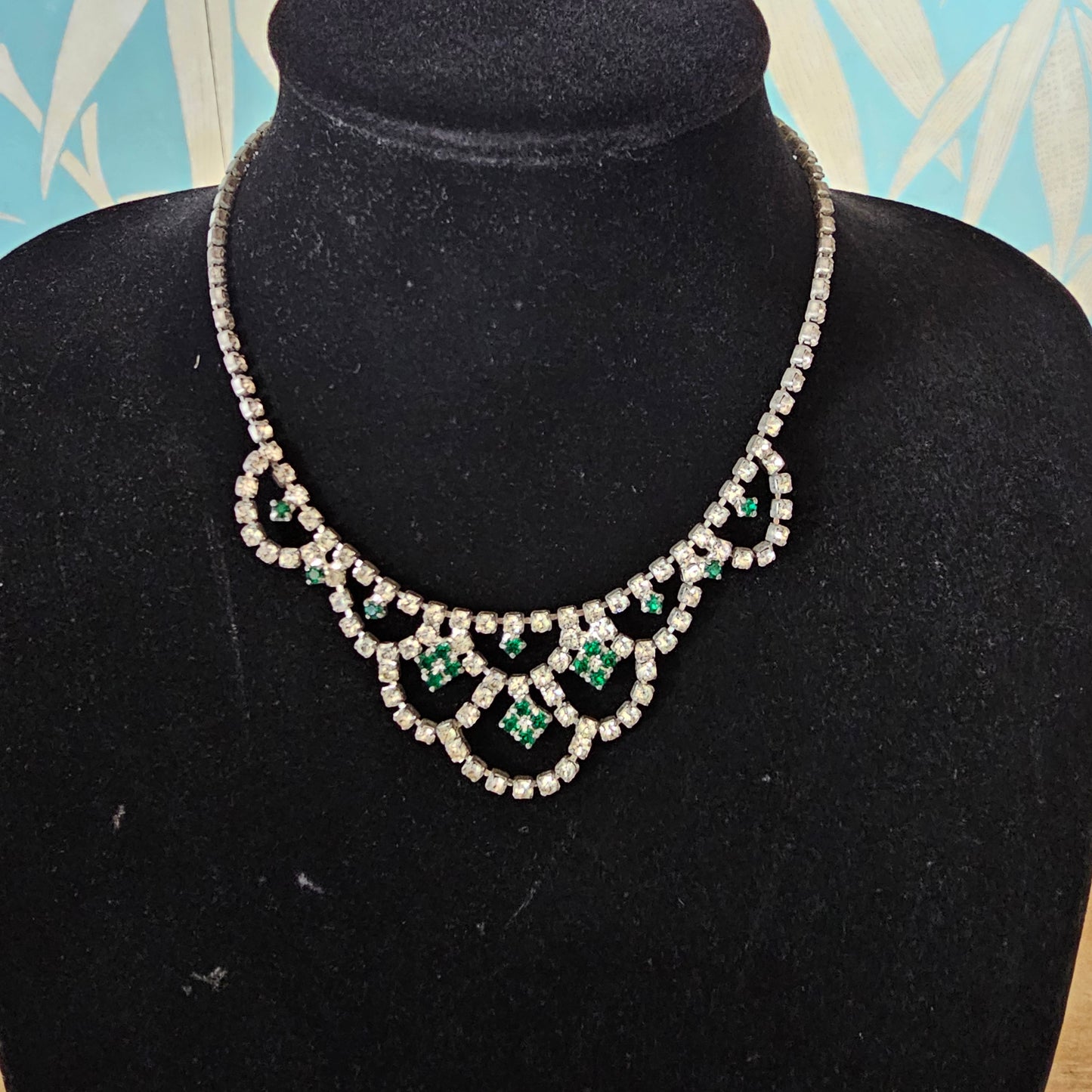 1950s Art Deco-style clear & green rhinestone scallop necklace