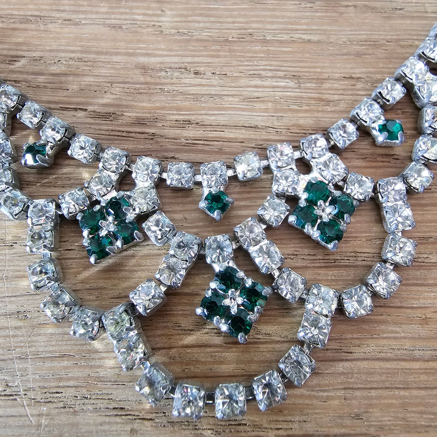 1950s Art Deco-style clear & green rhinestone scallop necklace