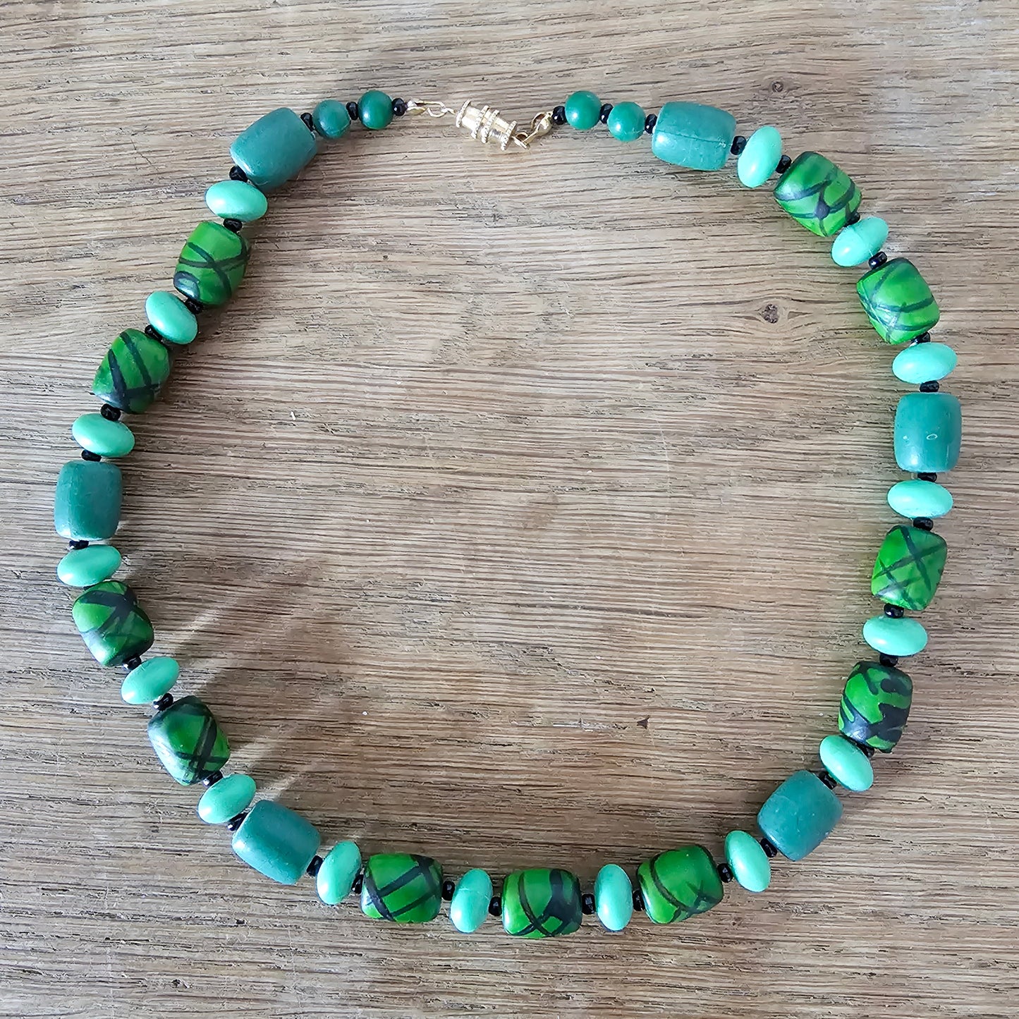 1970s mid-century style green swirl wooden bead necklace