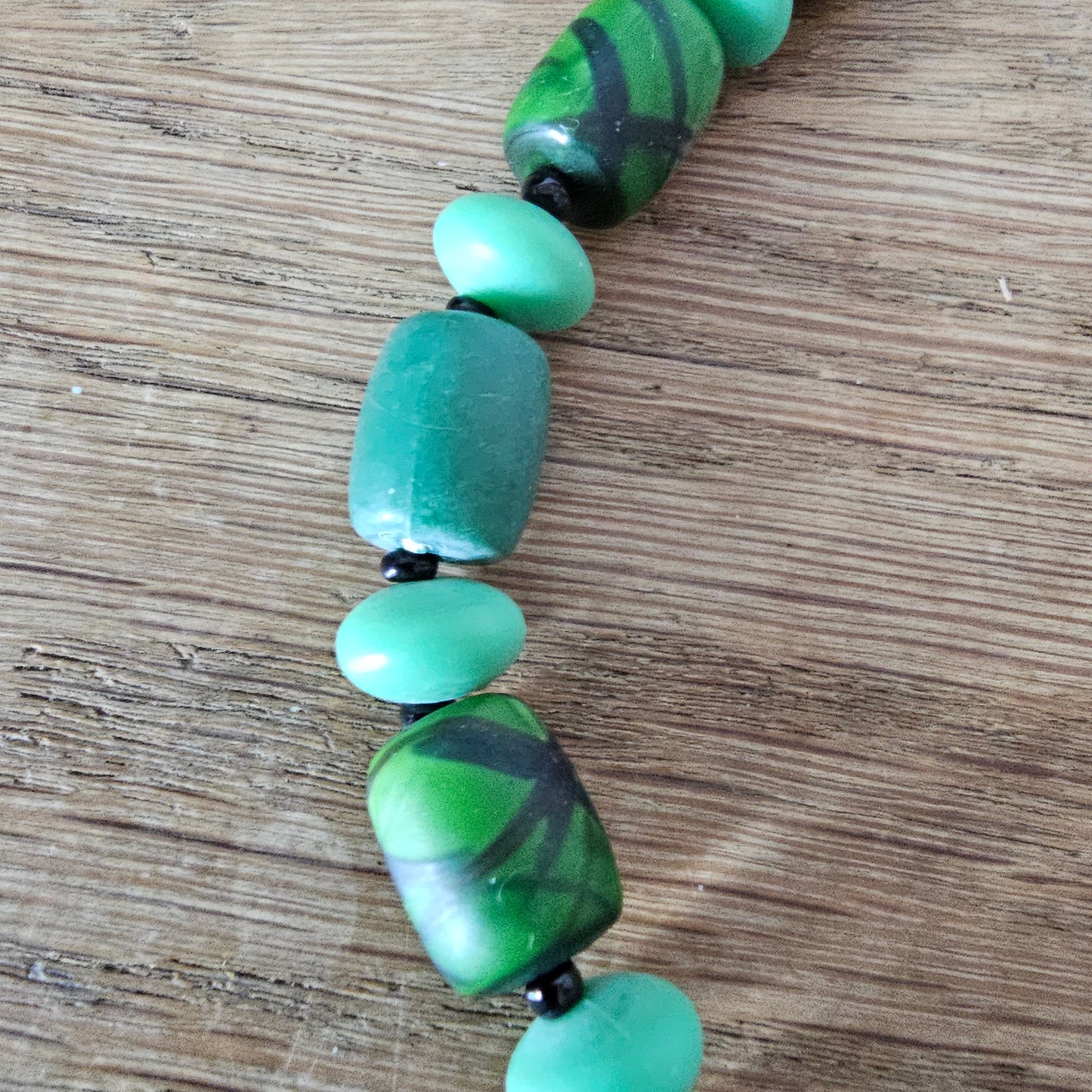 1970s mid-century style green swirl wooden bead necklace