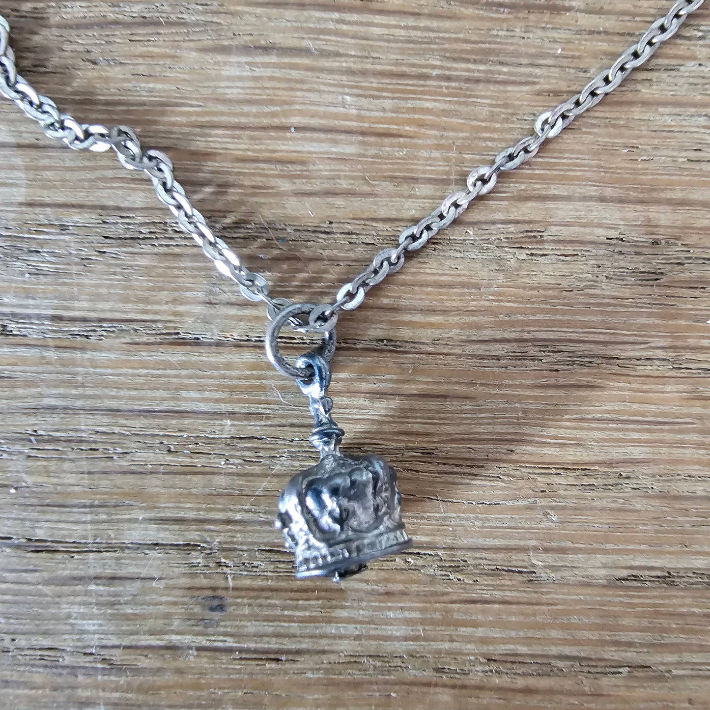 Vintage sterling silver delicate crown charm necklace