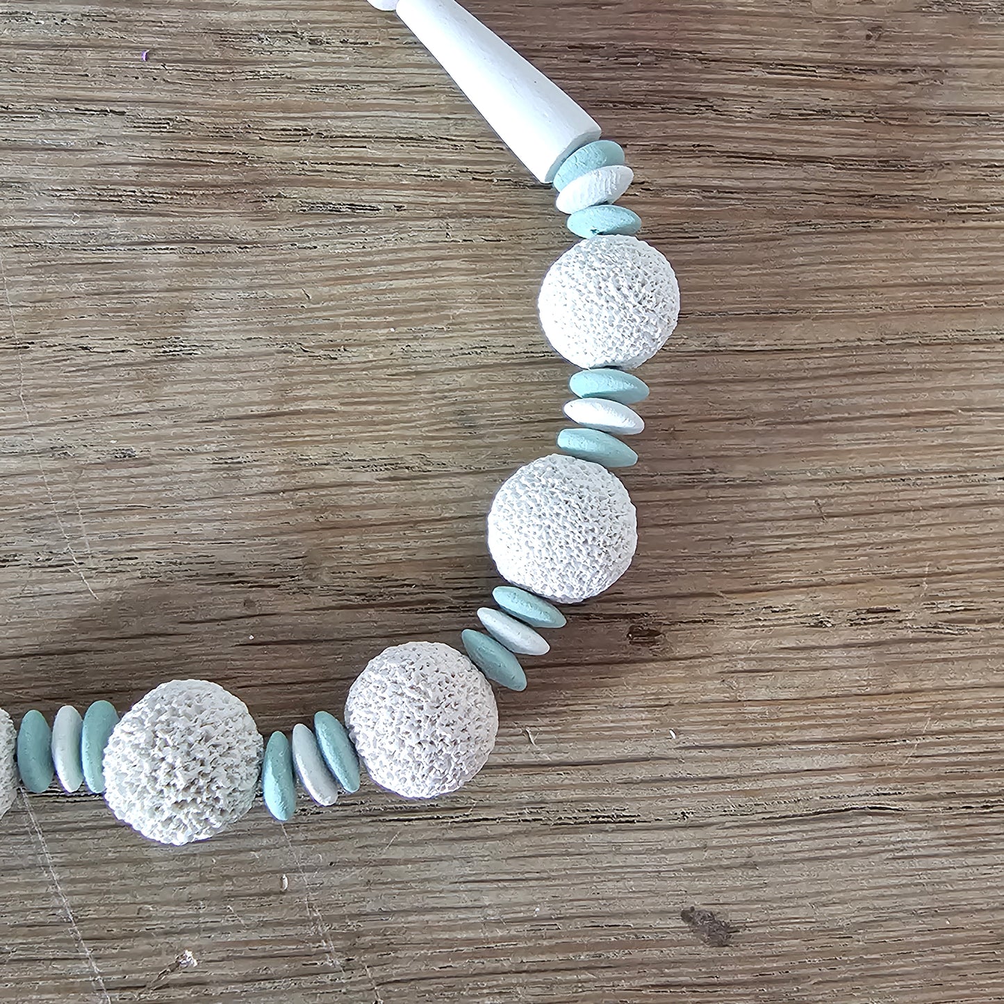 1980s/90s cream & pale blue textured ceramic bead tribal style necklace