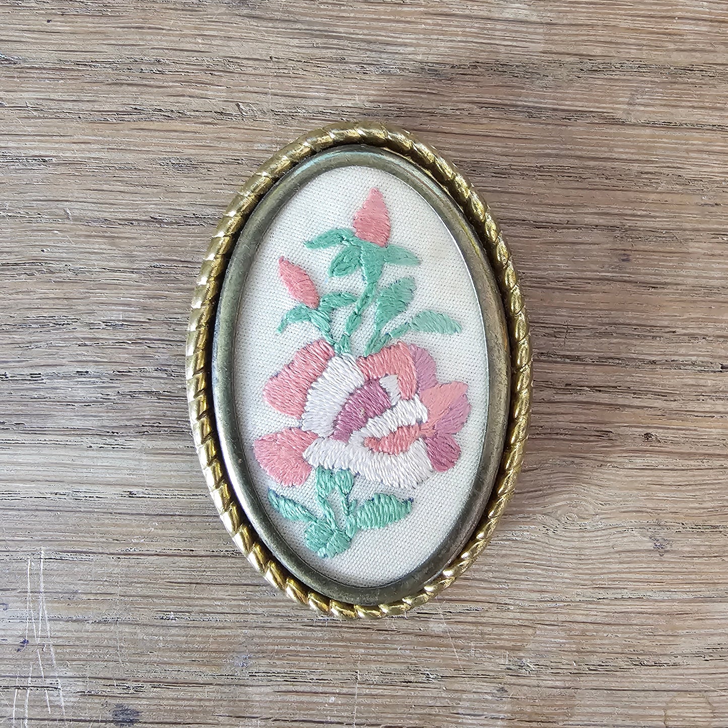 1970s gold-tone barley twist oval frame embroidered floral brooch