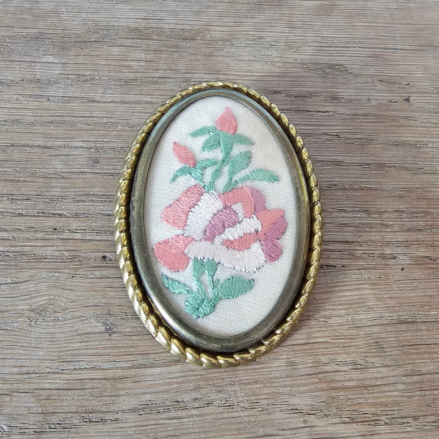 1970s gold-tone barley twist oval frame embroidered floral brooch