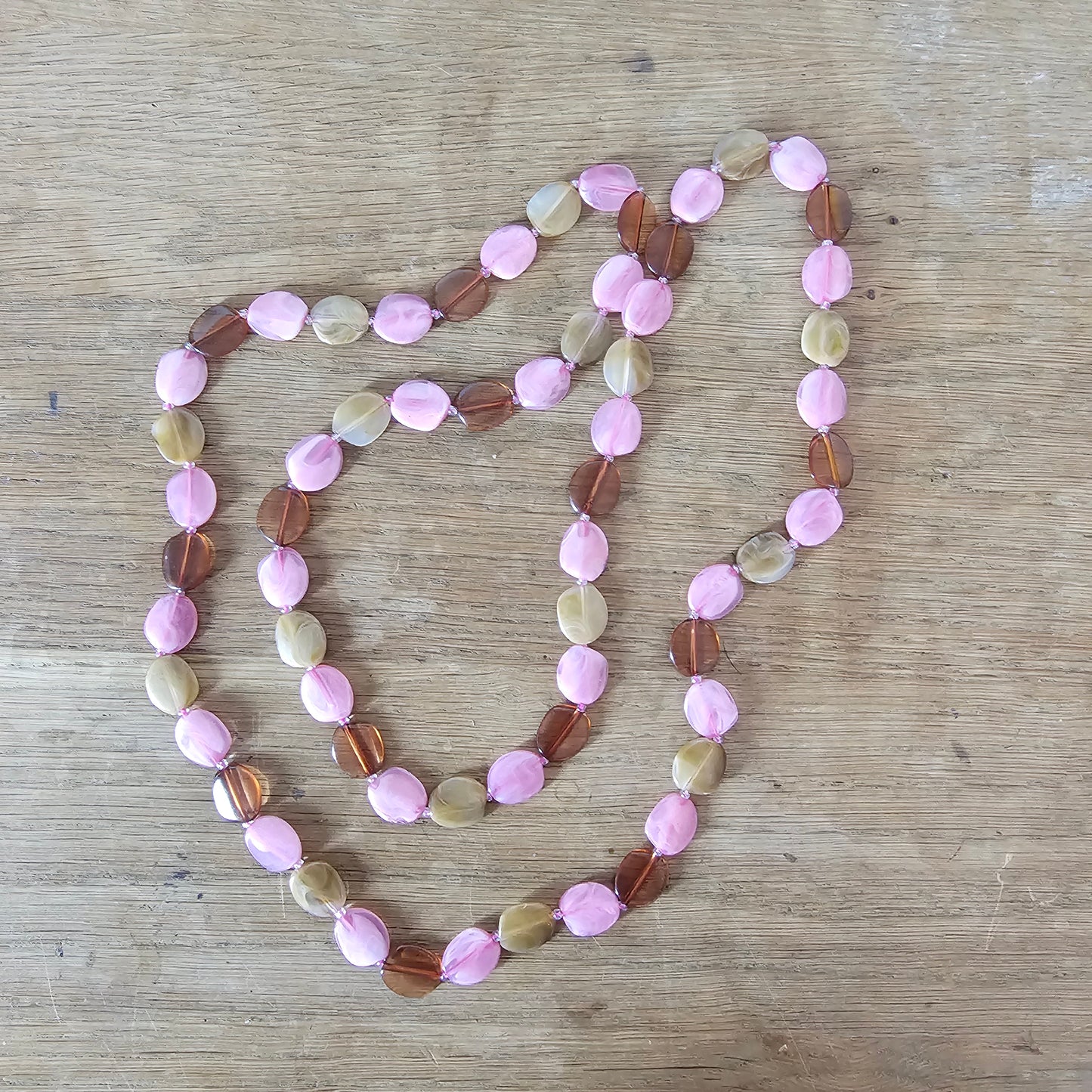 1960s/70s pink & neutral marbled acrylic bead rope necklace