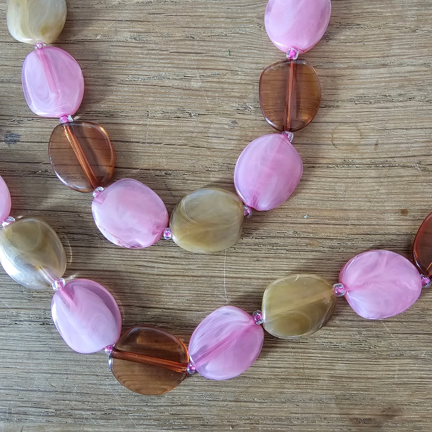 1960s/70s pink & neutral marbled acrylic bead rope necklace