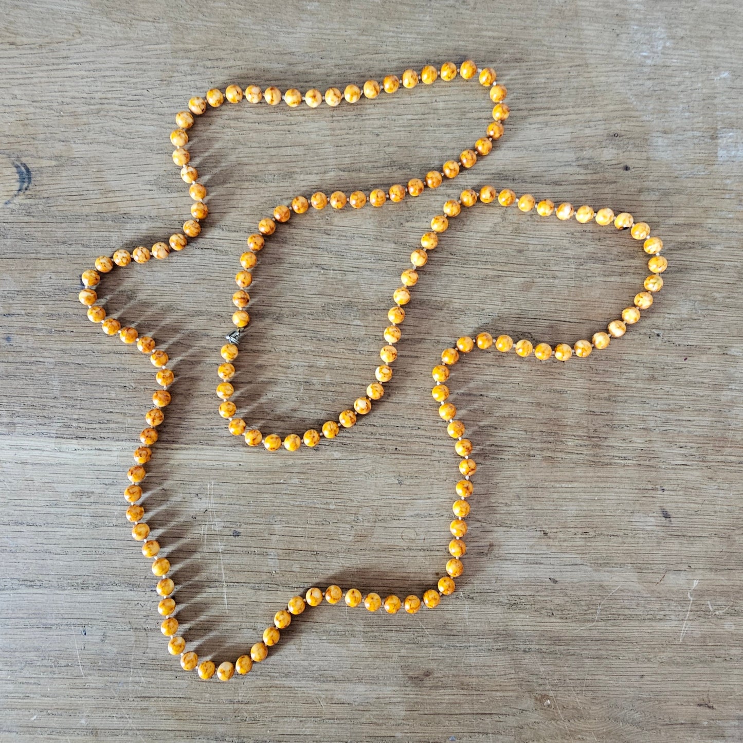 1950s/60s marbled amber-effect plastic bead rope necklace
