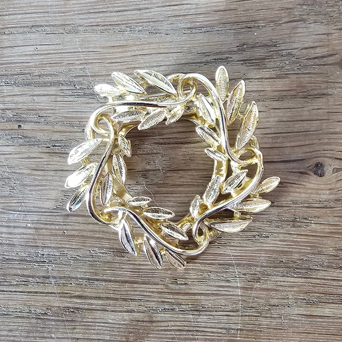 1980s gold-tone leaf wreath scarf ring