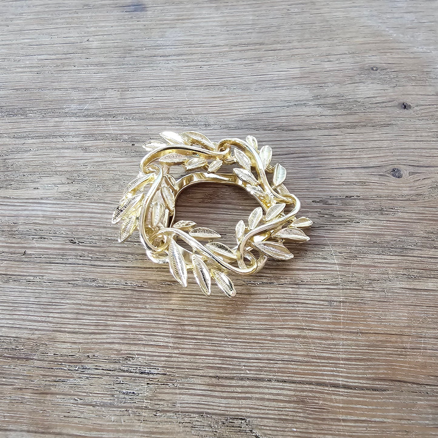 1980s gold-tone leaf wreath scarf ring