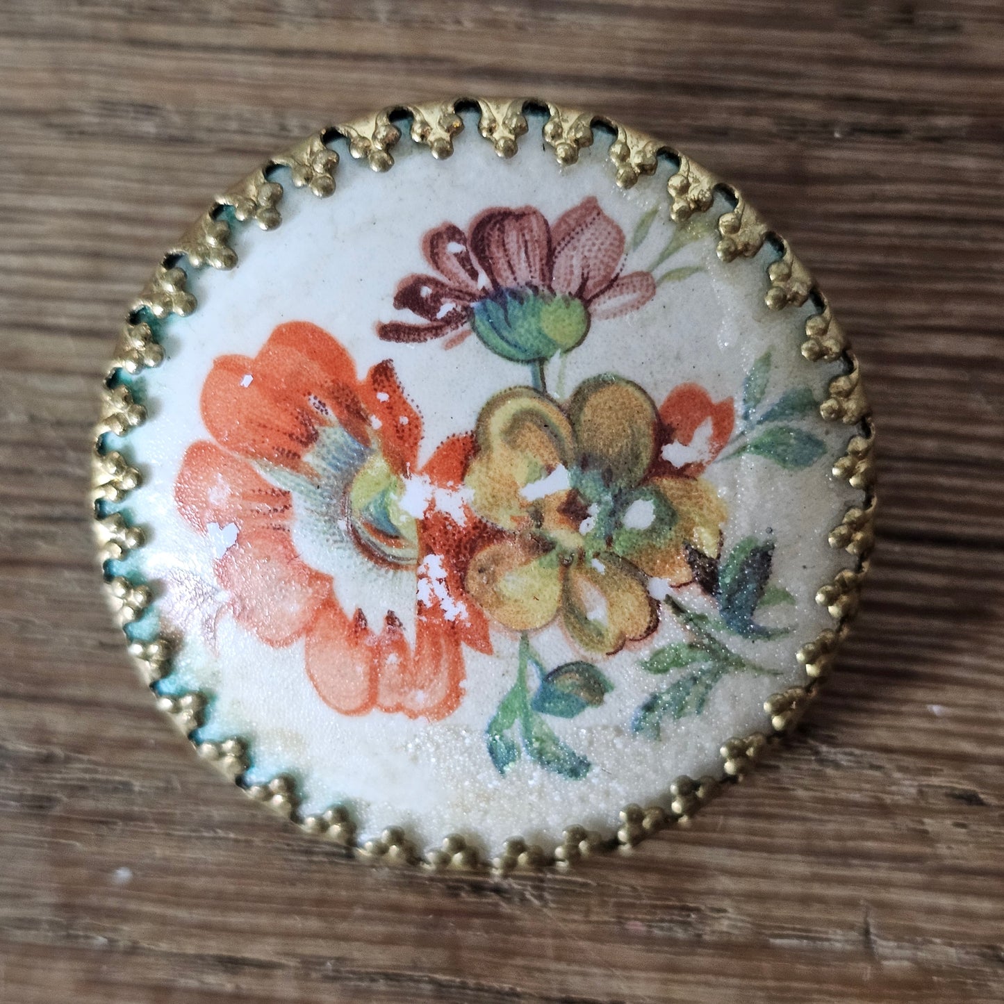 1970s gold-tone floral round scarf ring