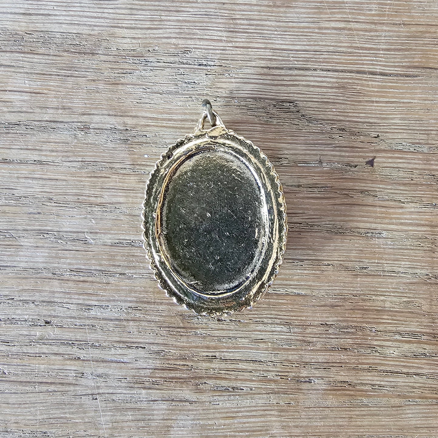 1970s gold-tone & green aventurine chip stone pendant