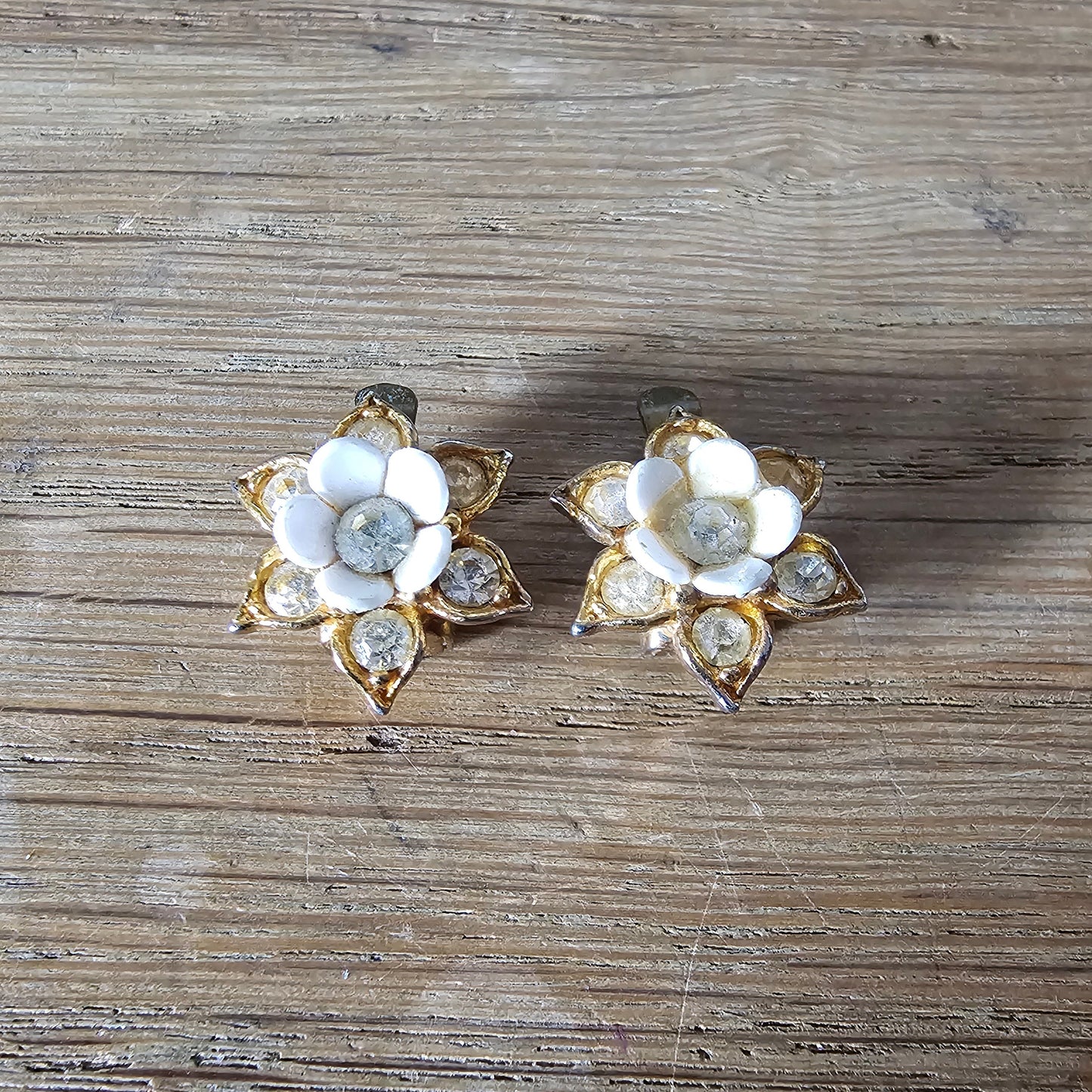 1950s white flower & diamante leaf gold-tone clip-on earrings