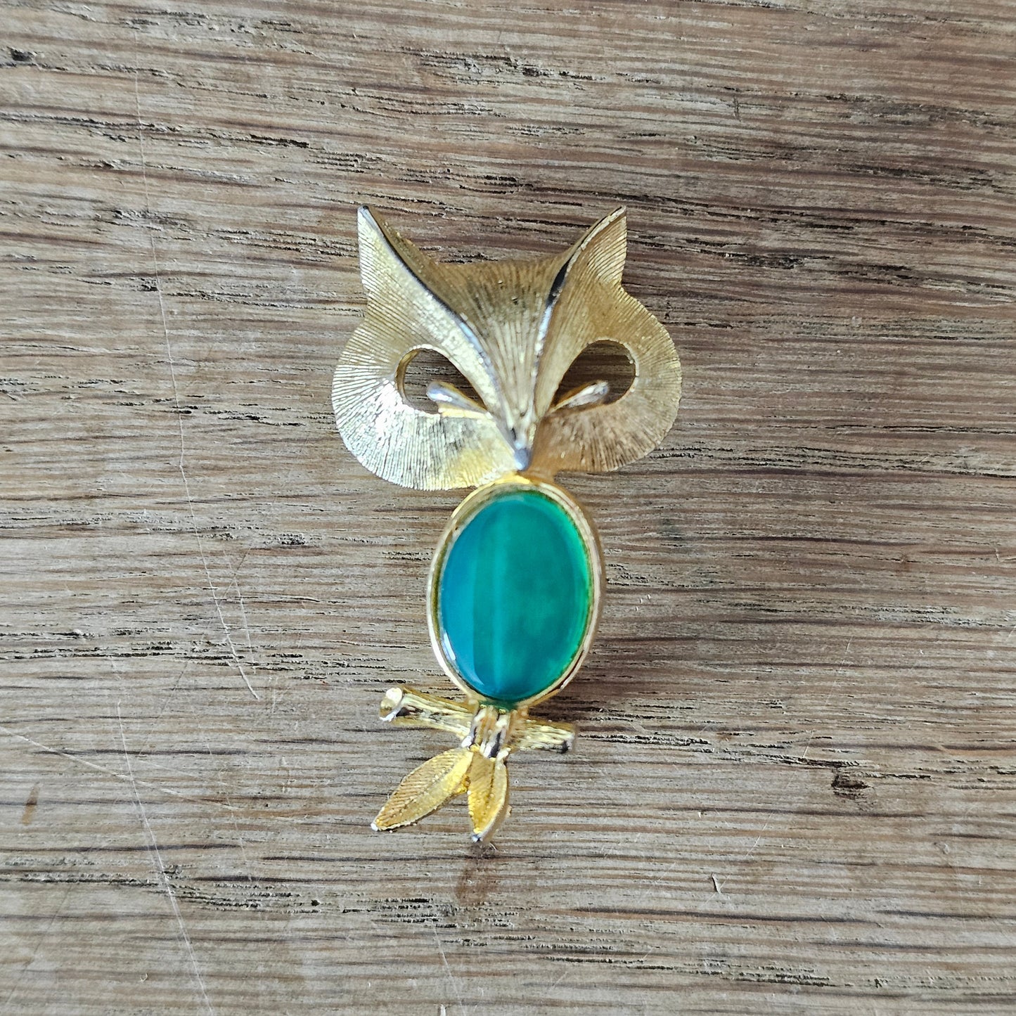 1980s Liz Clairborne modernist-style gold-tone owl brooch with green cabochon belly