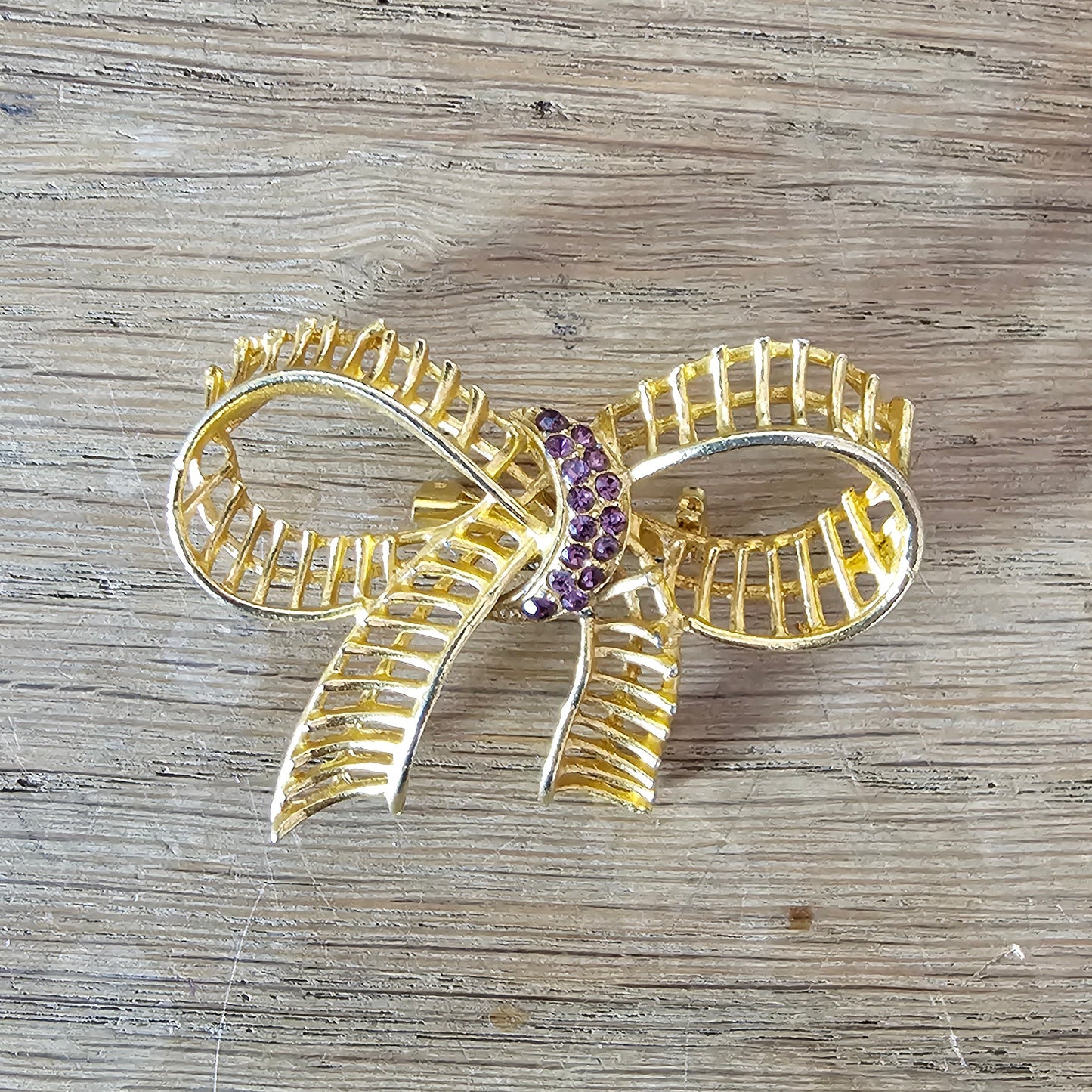 1960s purple rhinestone & gold-tone ribbon bow brooch