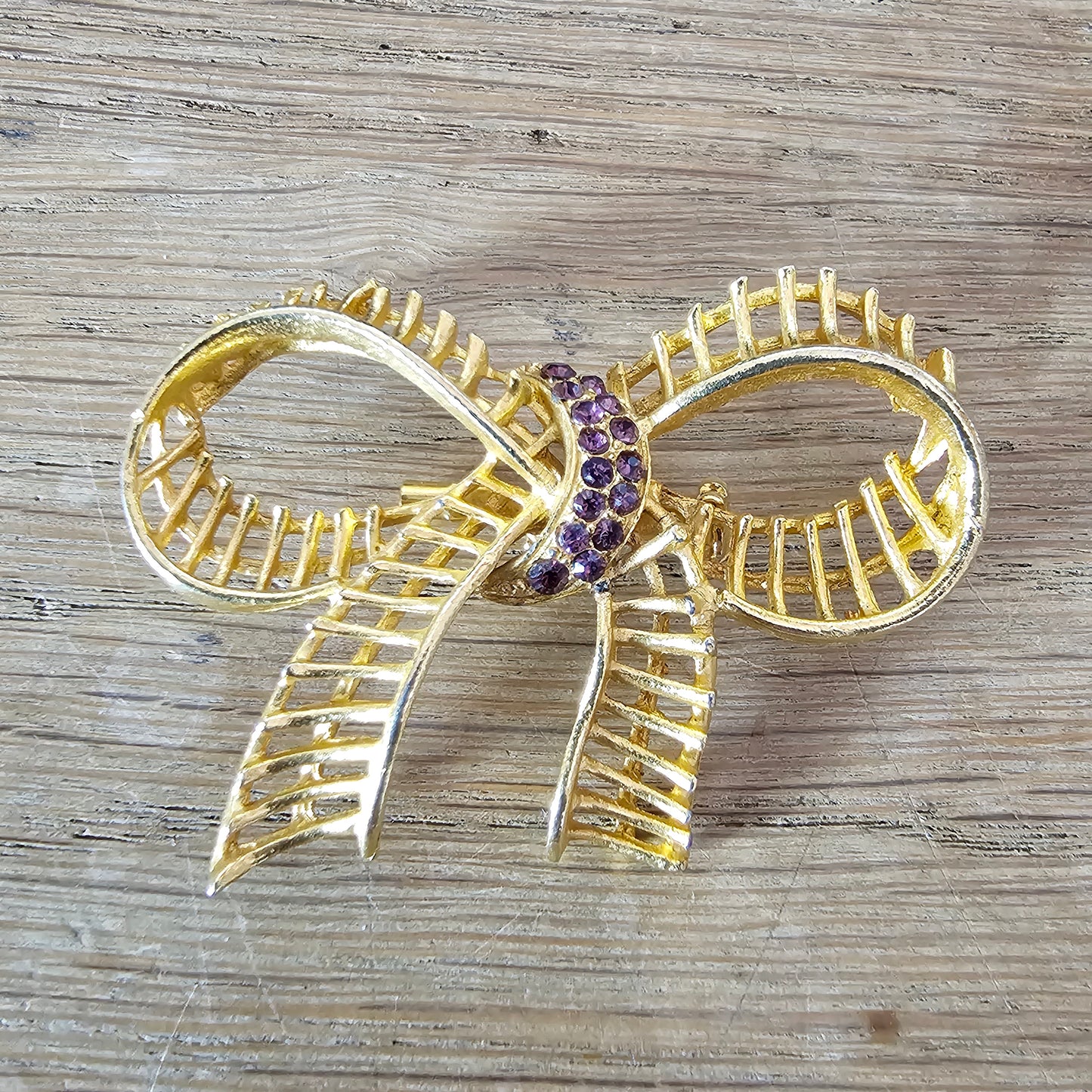 1960s purple rhinestone & gold-tone ribbon bow brooch