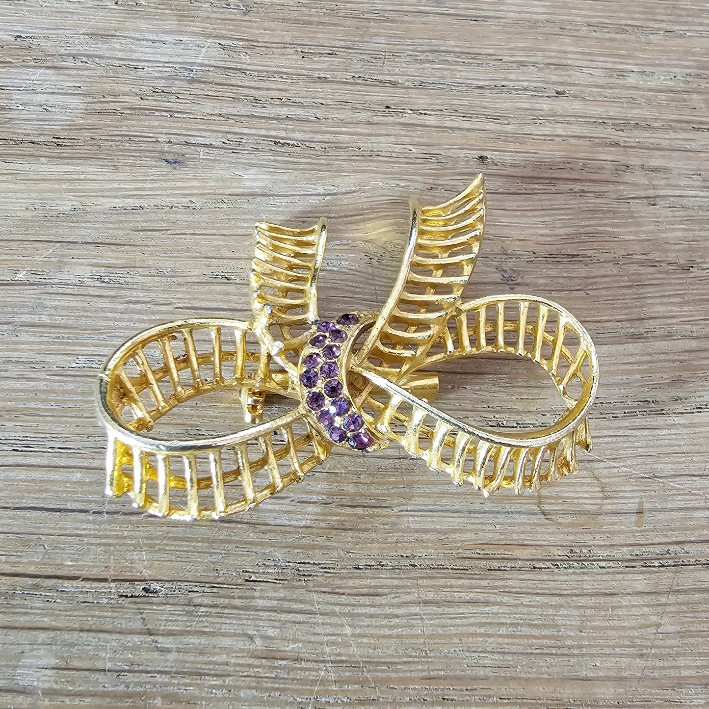 1960s purple rhinestone & gold-tone ribbon bow brooch