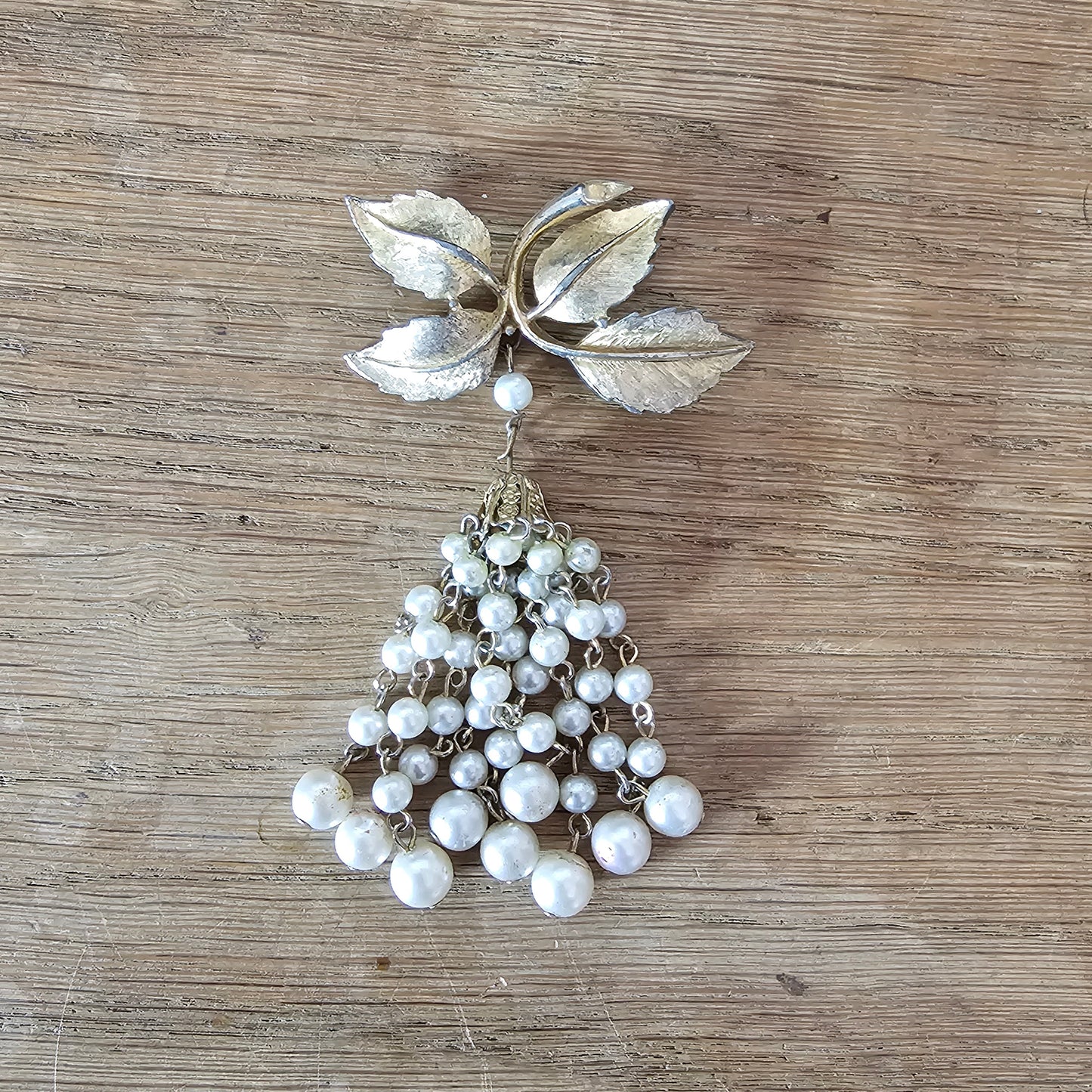 1950s/60s gold-tone faux pearl cascade brooch