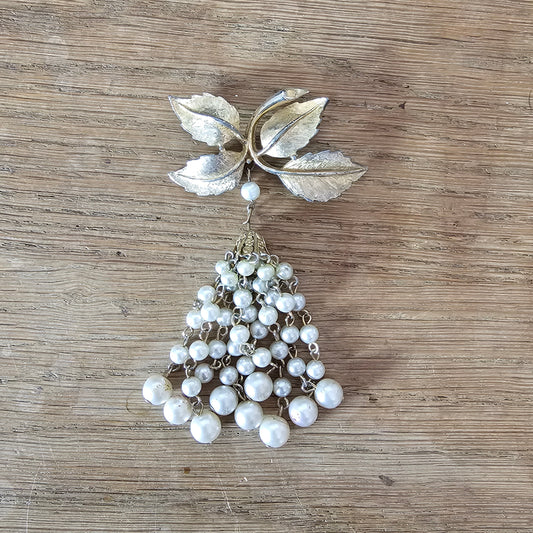 1950s/60s gold-tone faux pearl cascade brooch