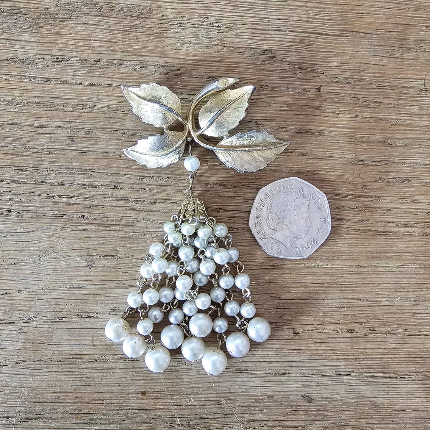 1950s/60s gold-tone faux pearl cascade brooch