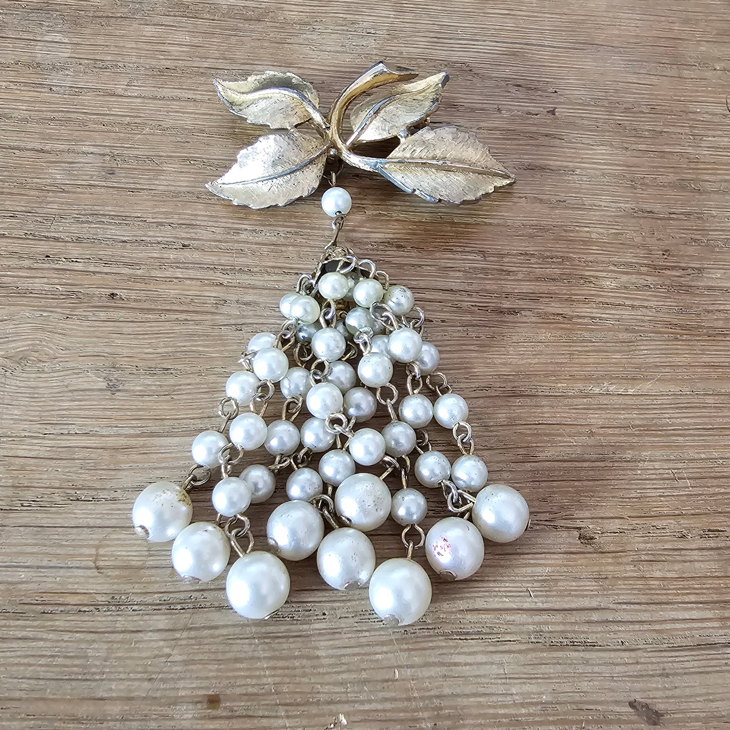 1950s/60s gold-tone faux pearl cascade brooch