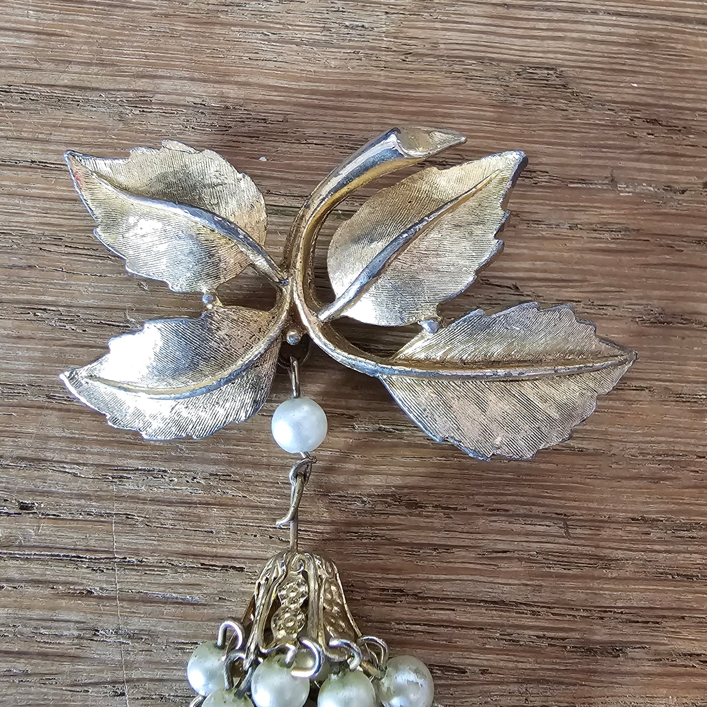 1950s/60s gold-tone faux pearl cascade brooch