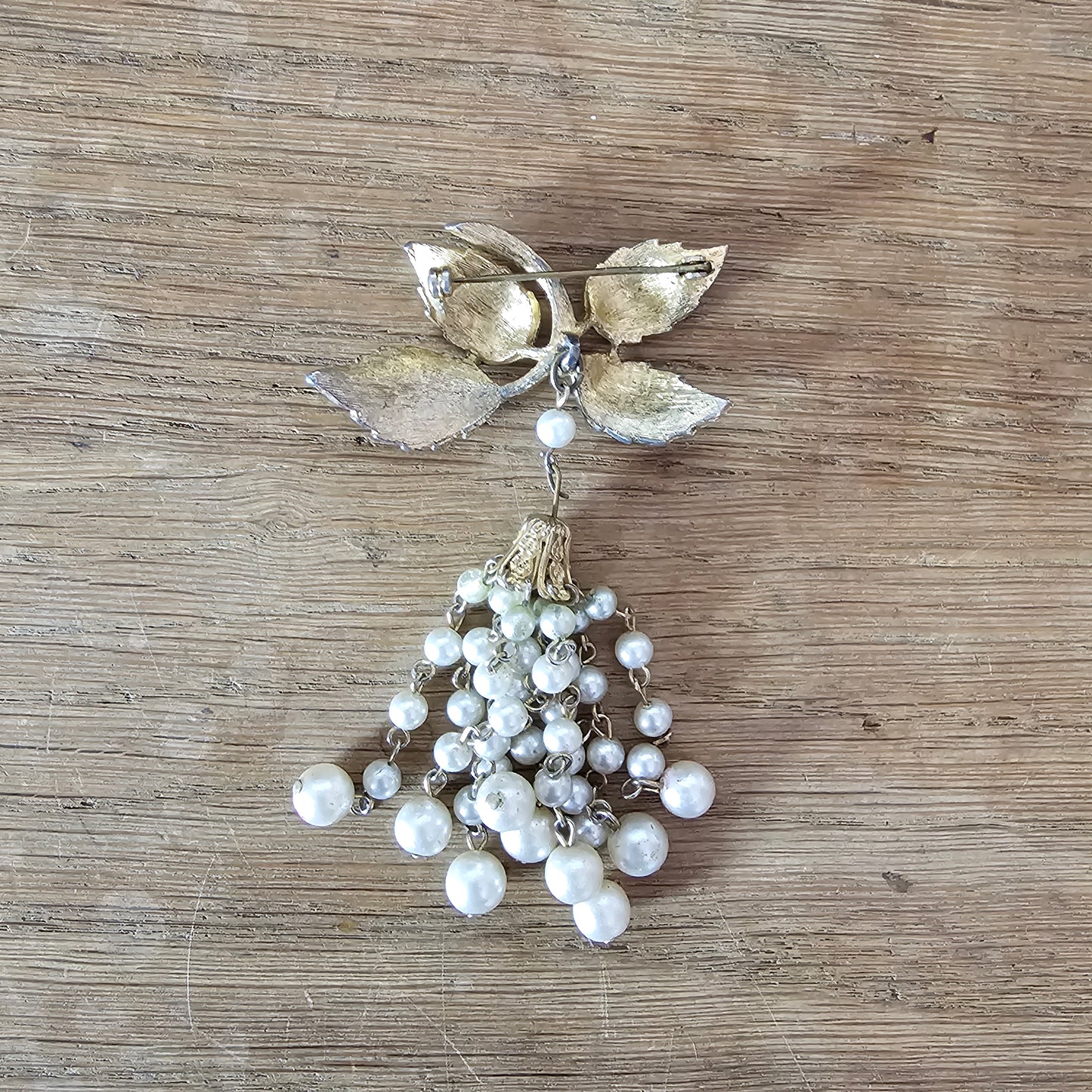 1950s/60s gold-tone faux pearl cascade brooch