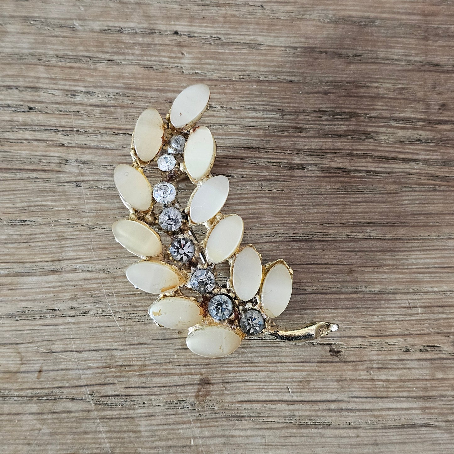 1950s gold-tone segmented leaf brooch with peach lucite leaves & diamanté spine
