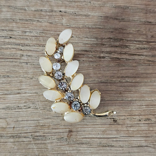 1950s gold-tone segmented leaf brooch with peach lucite leaves & diamanté spine