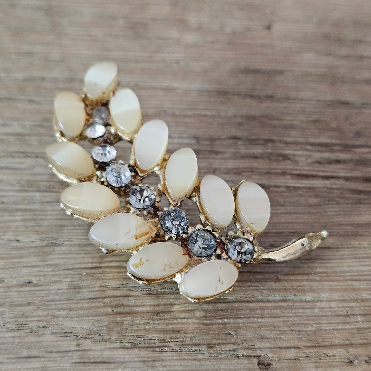 1950s gold-tone segmented leaf brooch with peach lucite leaves & diamanté spine