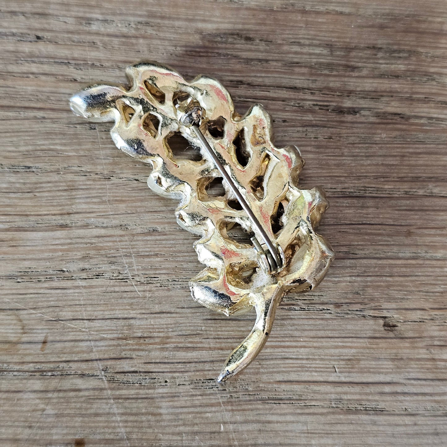 1950s gold-tone segmented leaf brooch with peach lucite leaves & diamanté spine