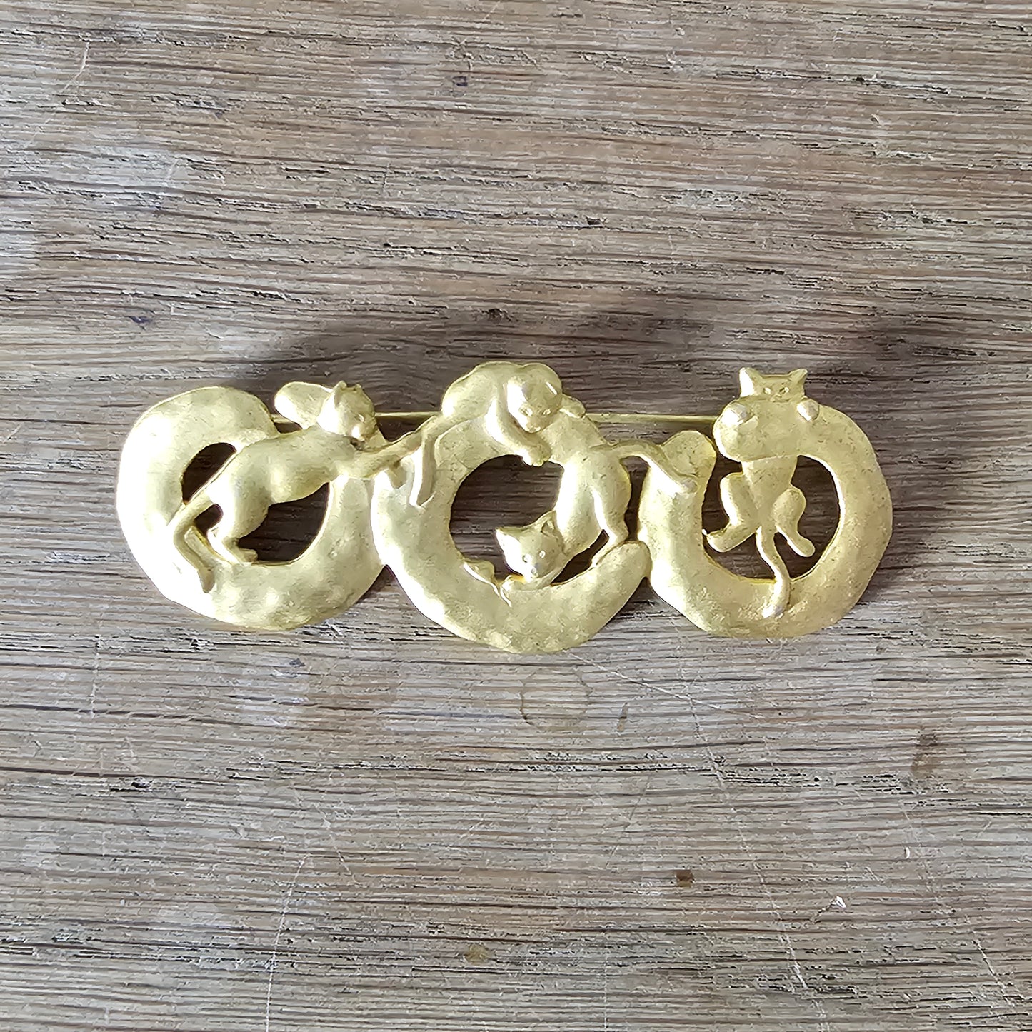 1970s JJ Jonette gold-tone climbing cats brooch