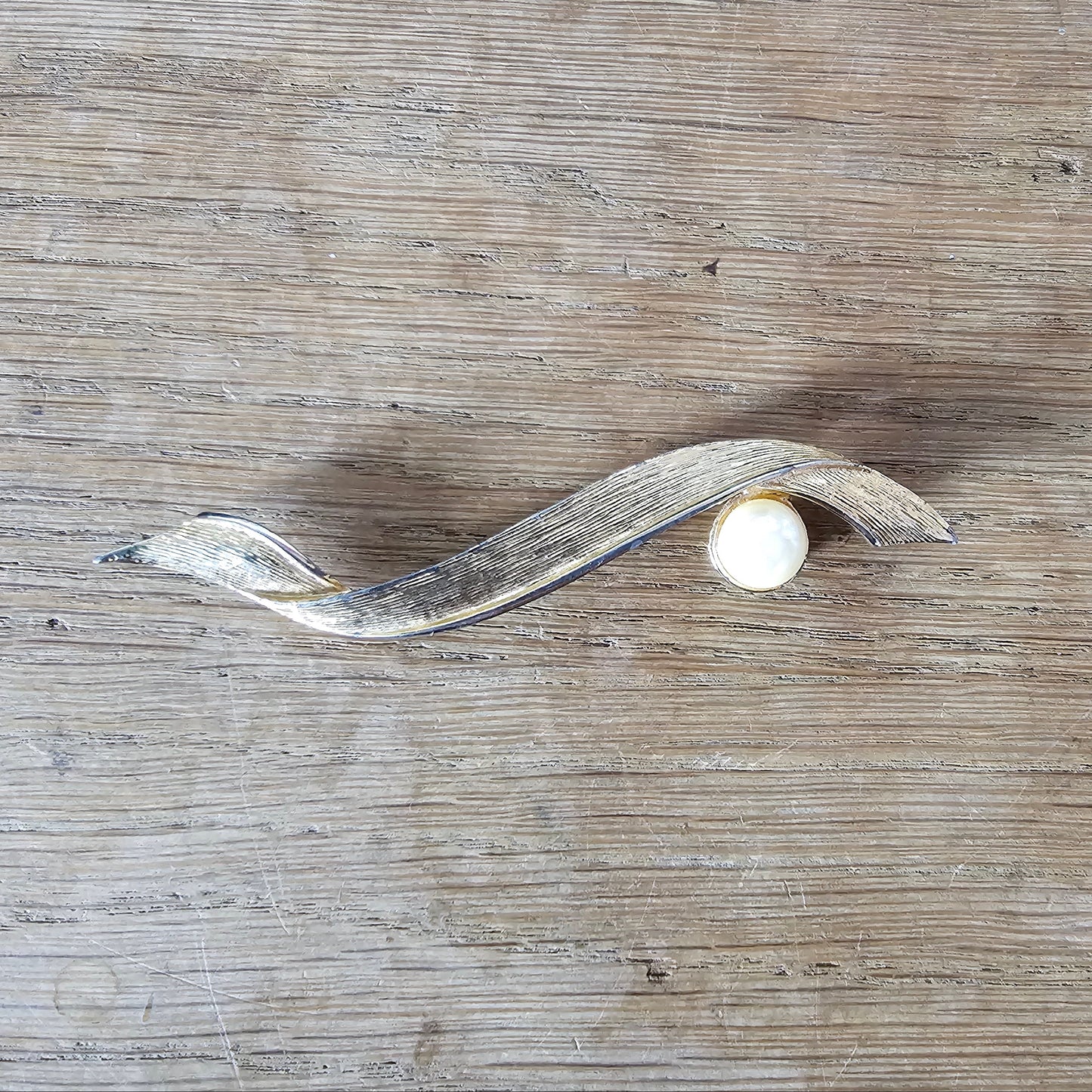 1960s large gold-tone ribbon & faux pearl brooch