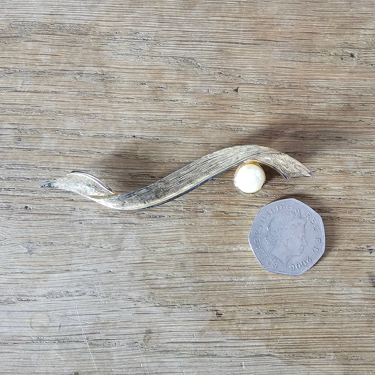 1960s large gold-tone ribbon & faux pearl brooch