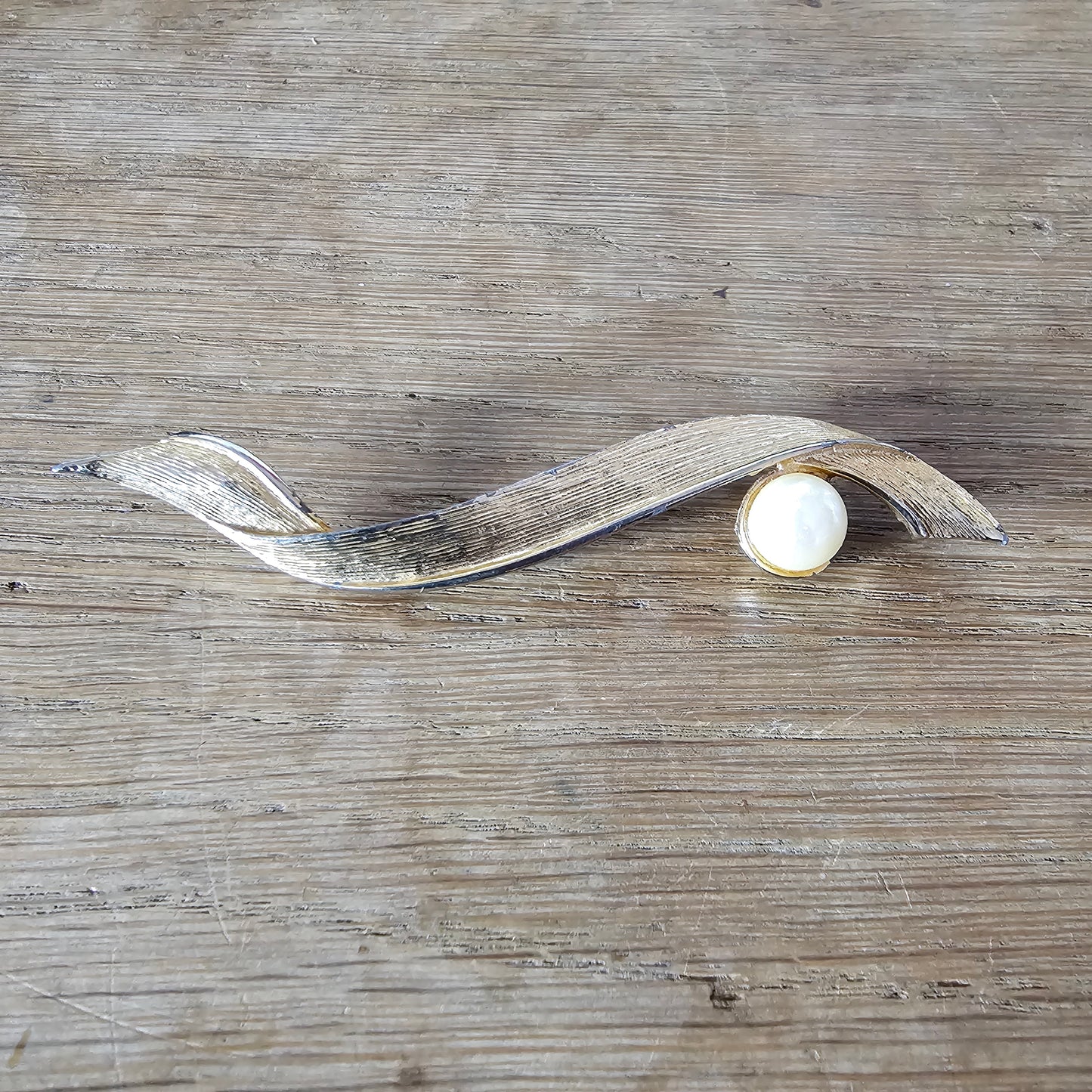 1960s large gold-tone ribbon & faux pearl brooch