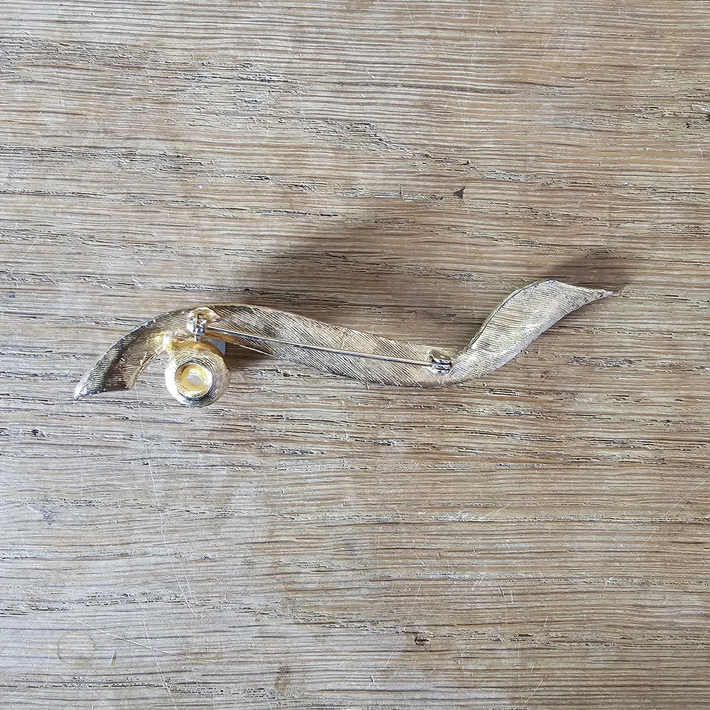 1960s large gold-tone ribbon & faux pearl brooch