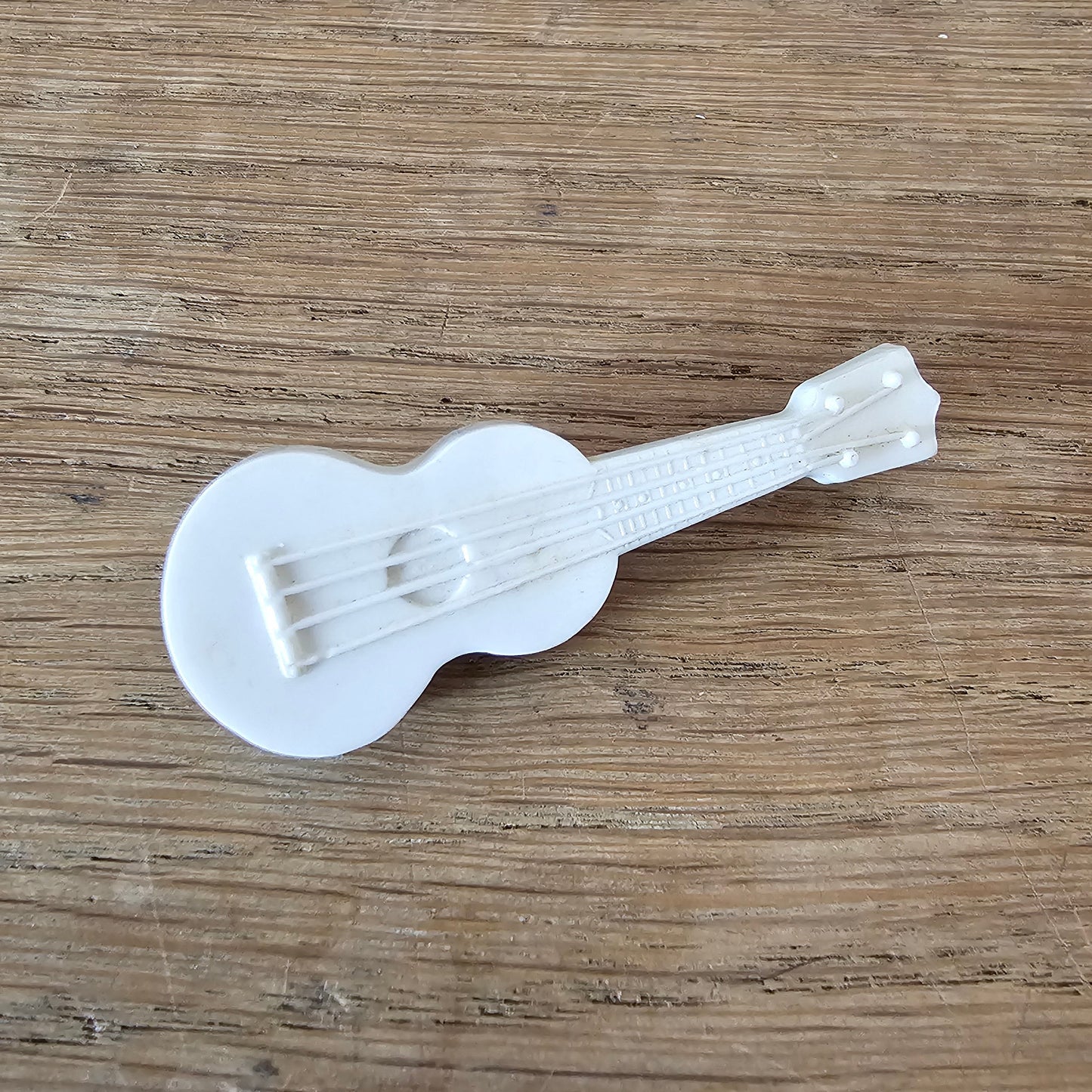 1930s/40s white moulded plastic guitar brooch