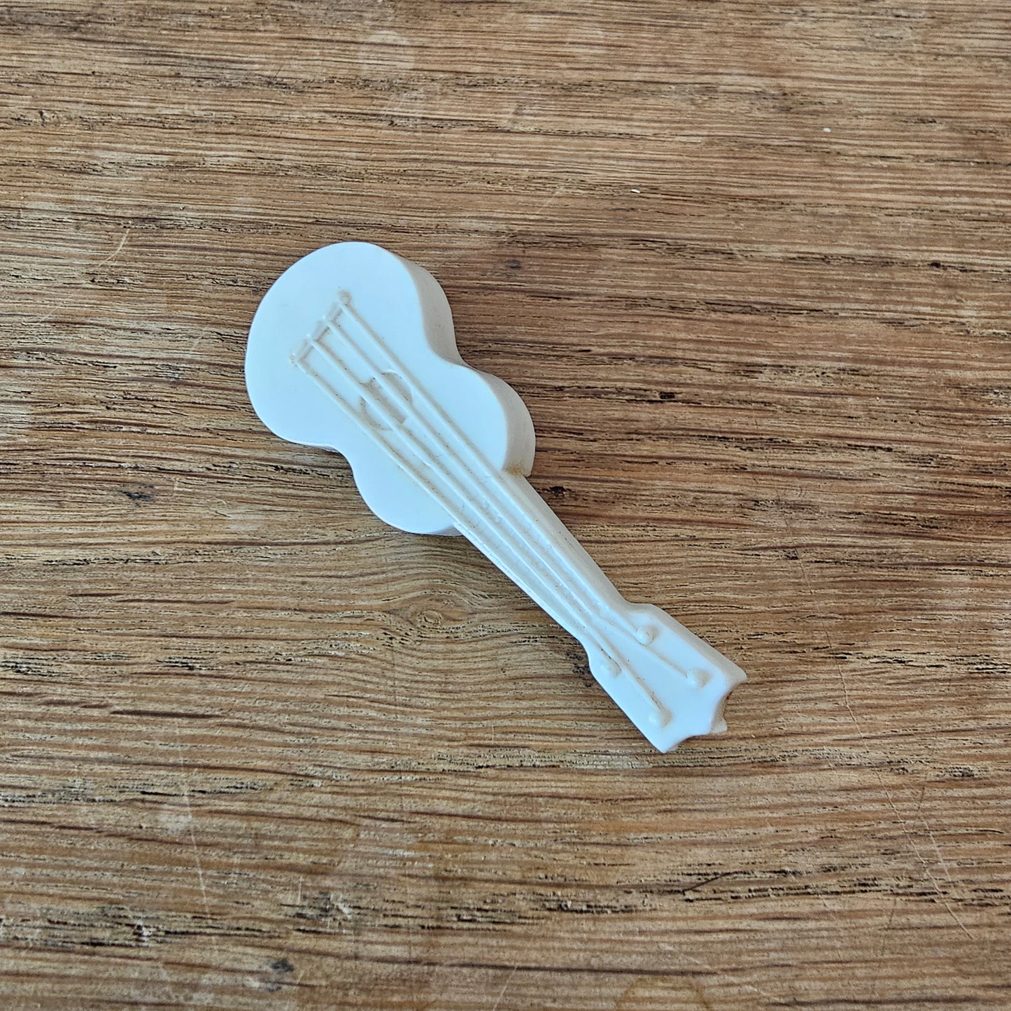 1930s/40s white moulded plastic guitar brooch