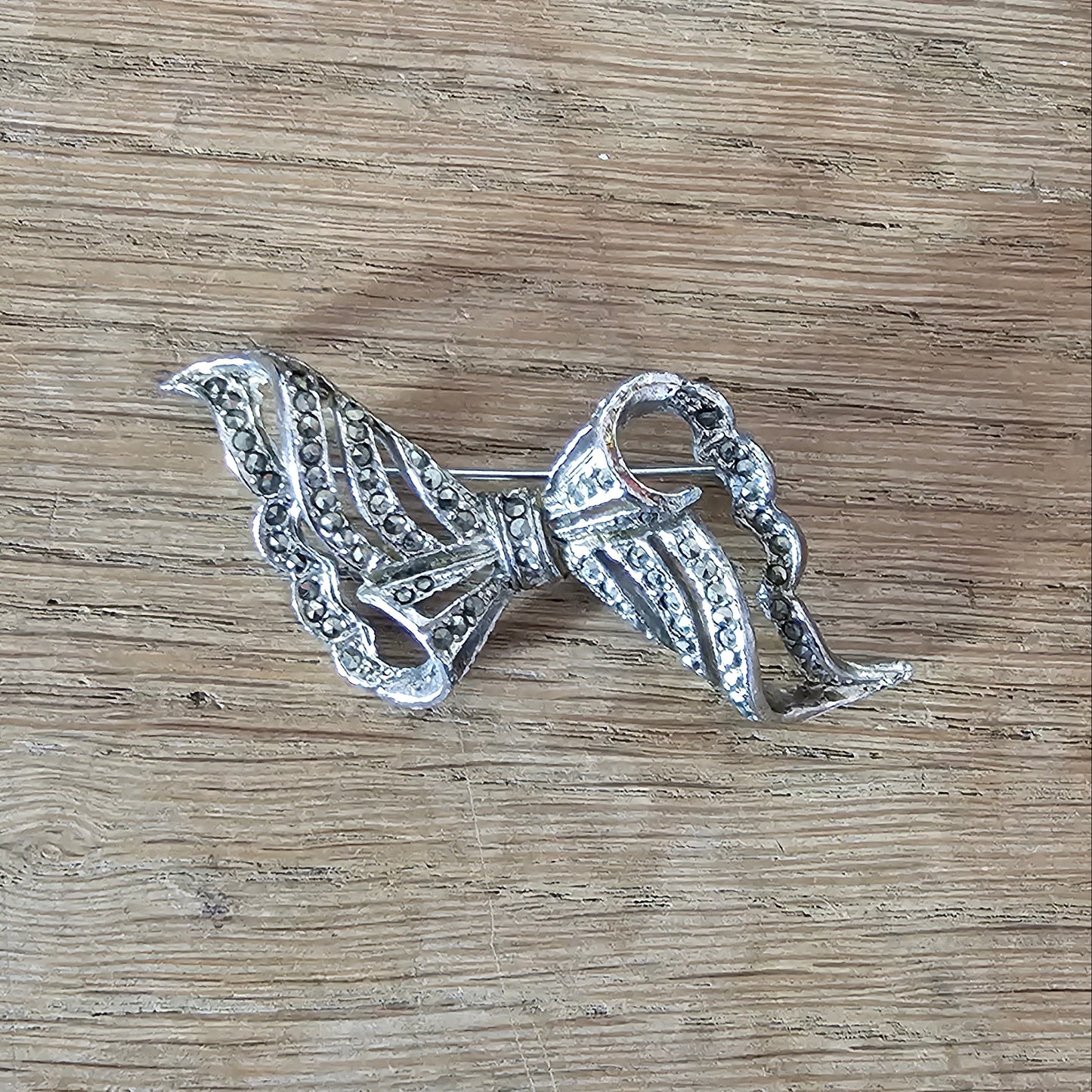 circa. 1950s silver-tone marcasite ribbon bow brooch
