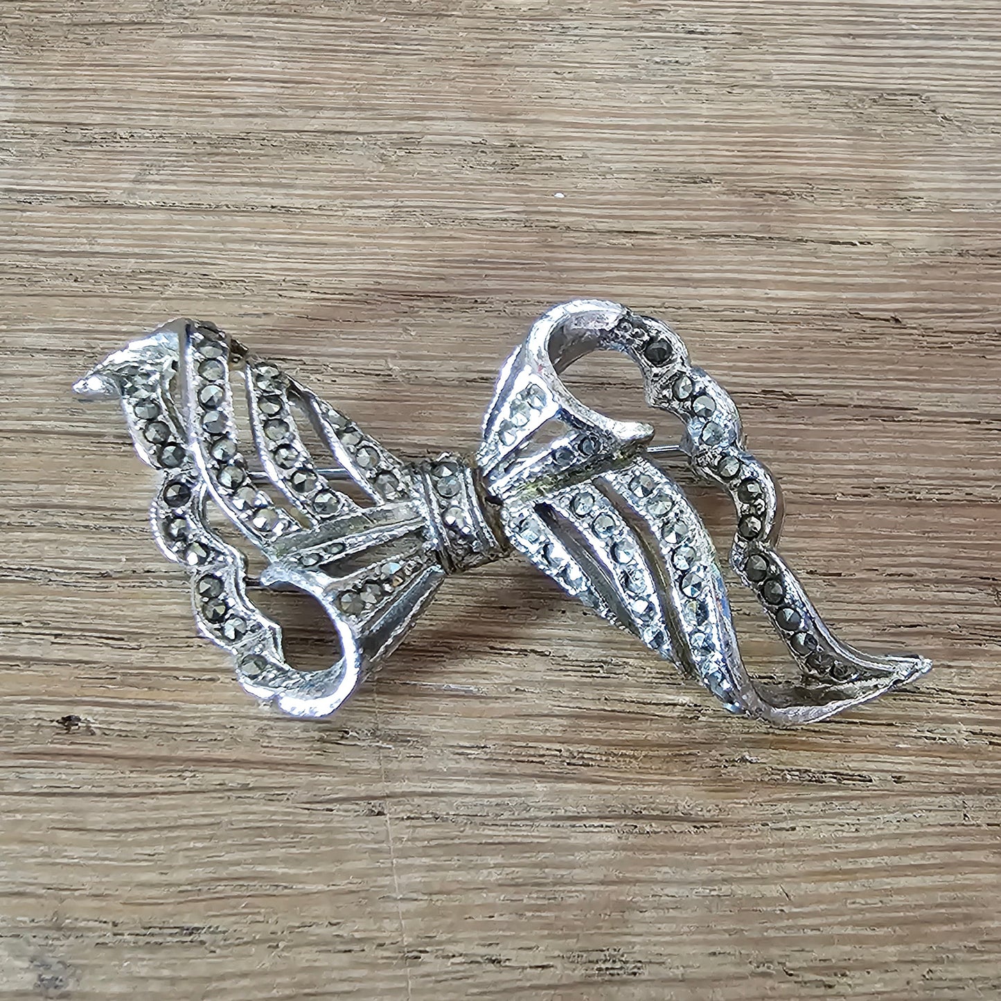 circa. 1950s silver-tone marcasite ribbon bow brooch