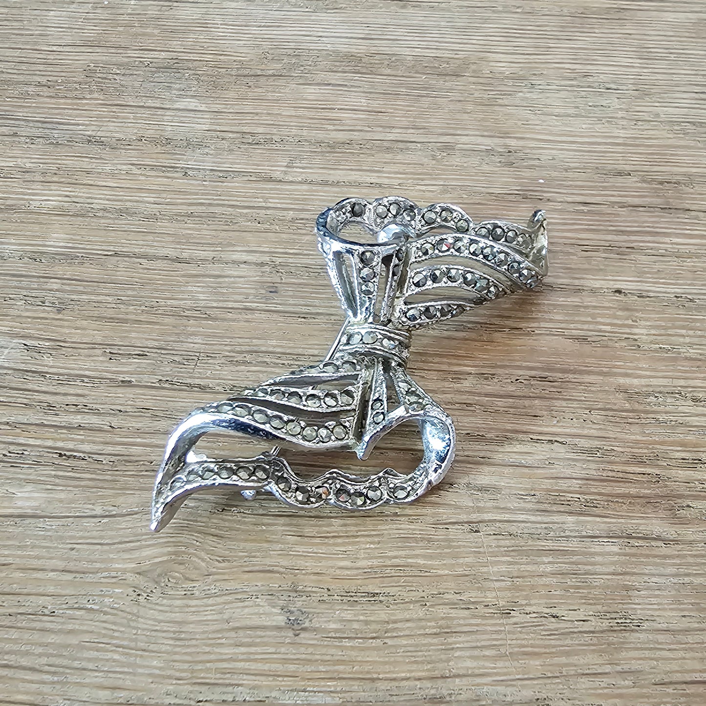circa. 1950s silver-tone marcasite ribbon bow brooch