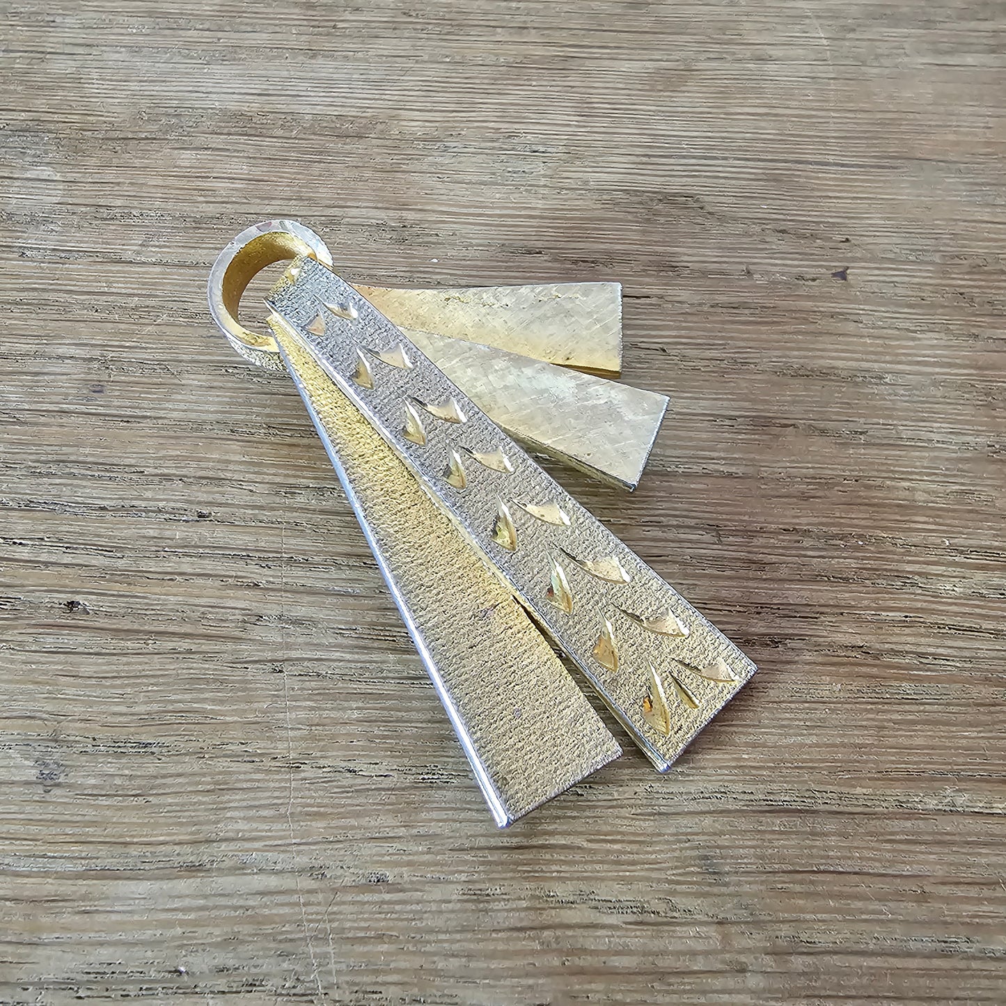 1960s Sphinx gold-tone engraved patterned ribbon brooch, stamped 1390