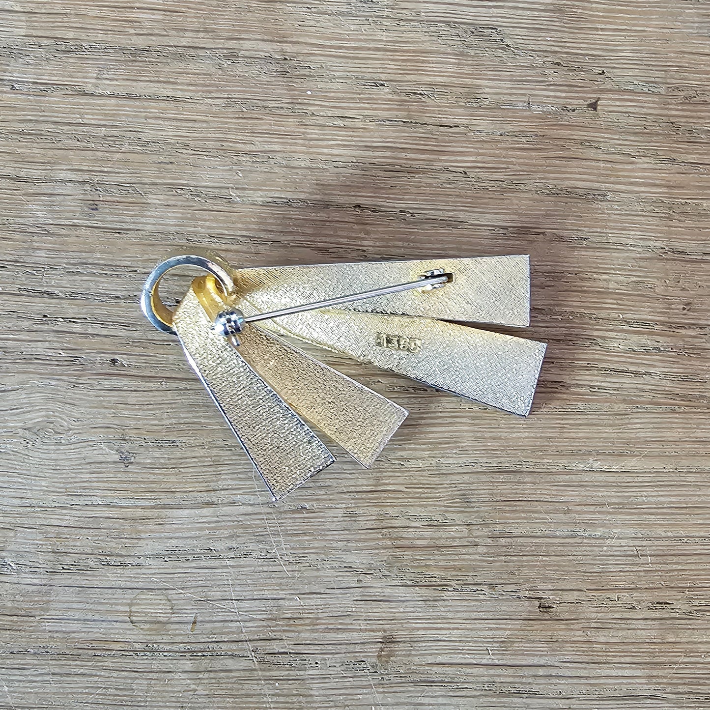 1960s Sphinx gold-tone engraved patterned ribbon brooch, stamped 1390