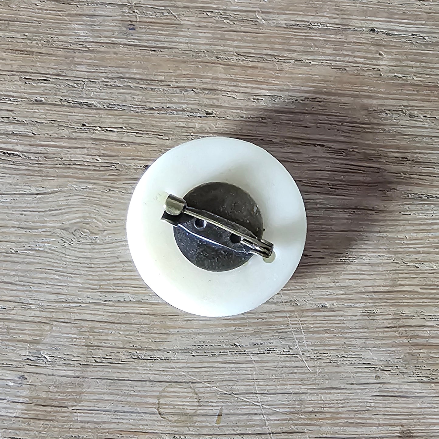 Home-made brooch using vintage plastic ivory coloured knot button
