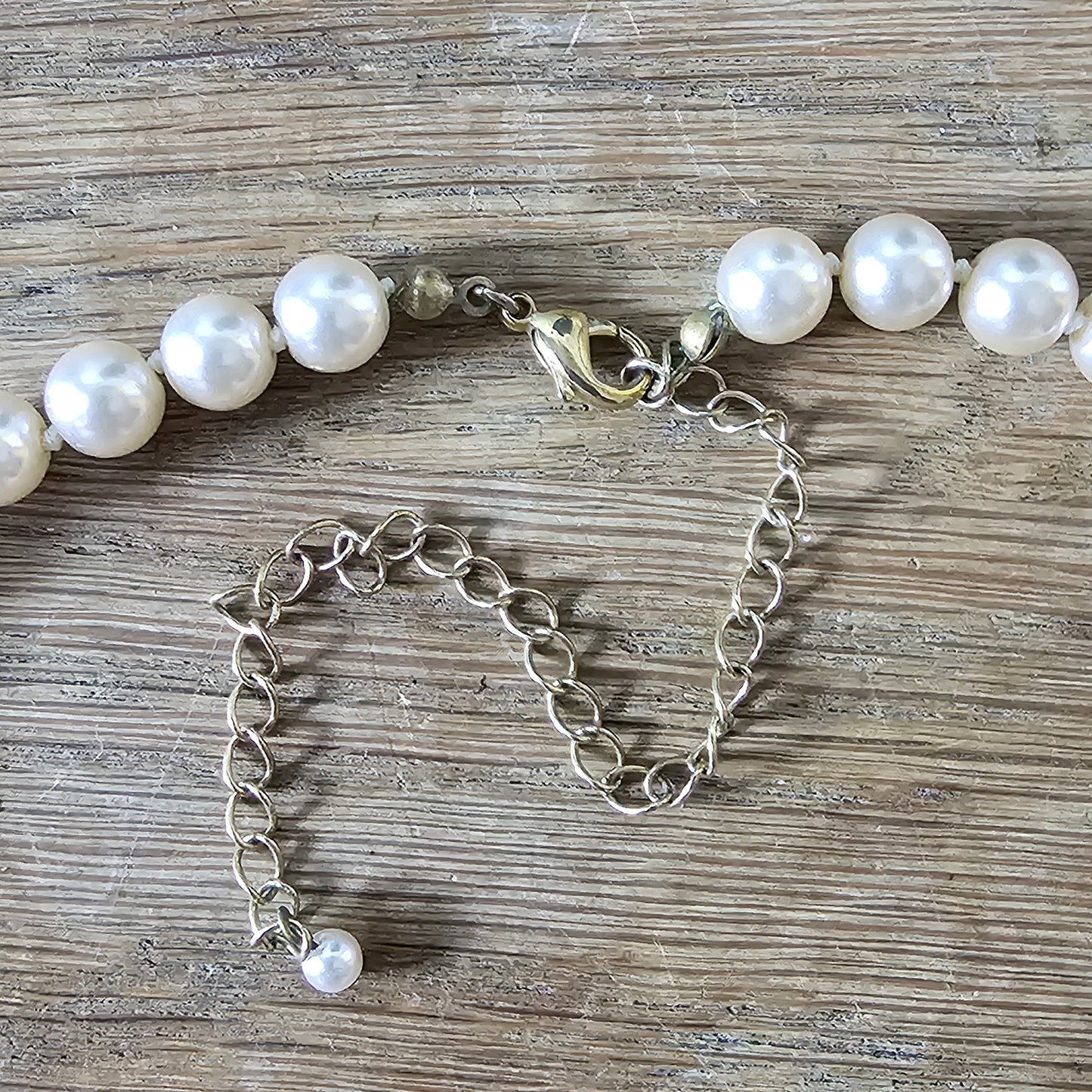 1980s faux pearl bead necklace with gold-tone extender chain