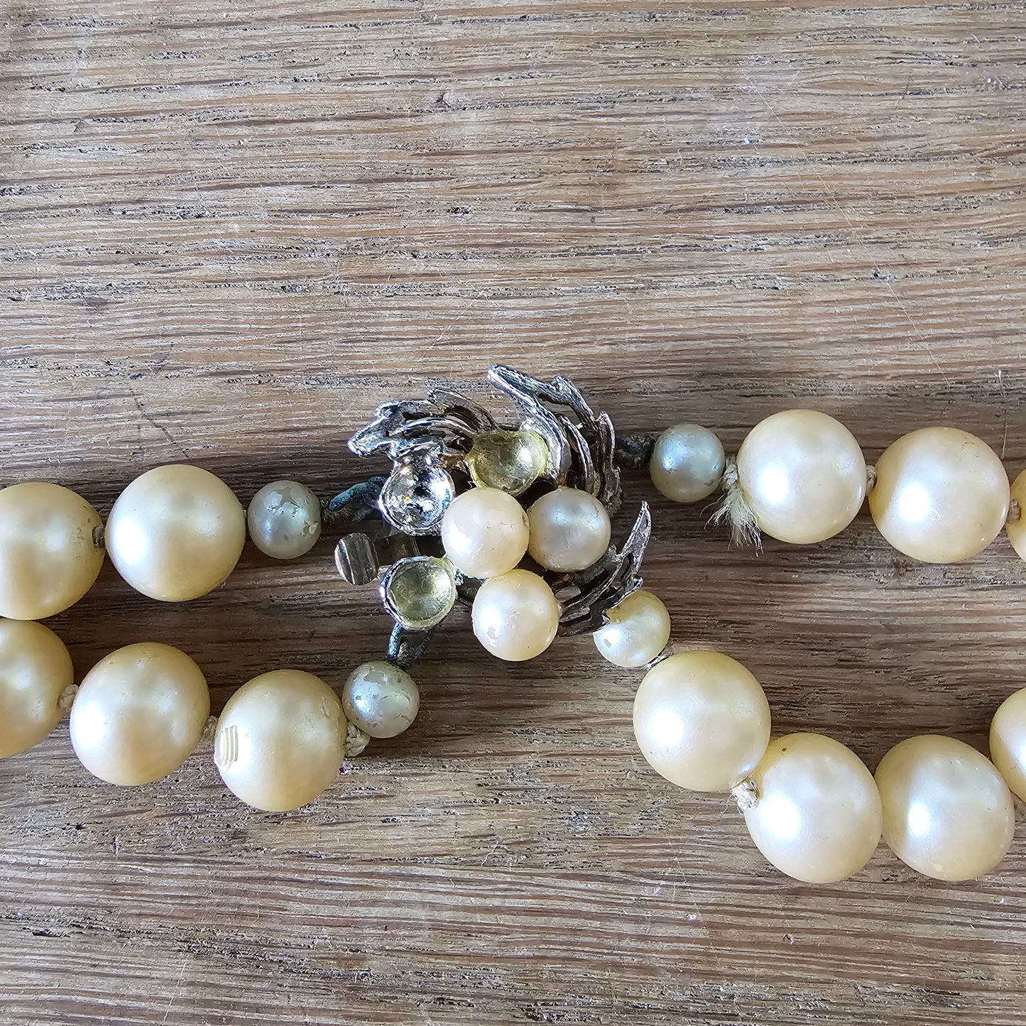 1950s/60s double strand faux pearl necklace with floral clasp