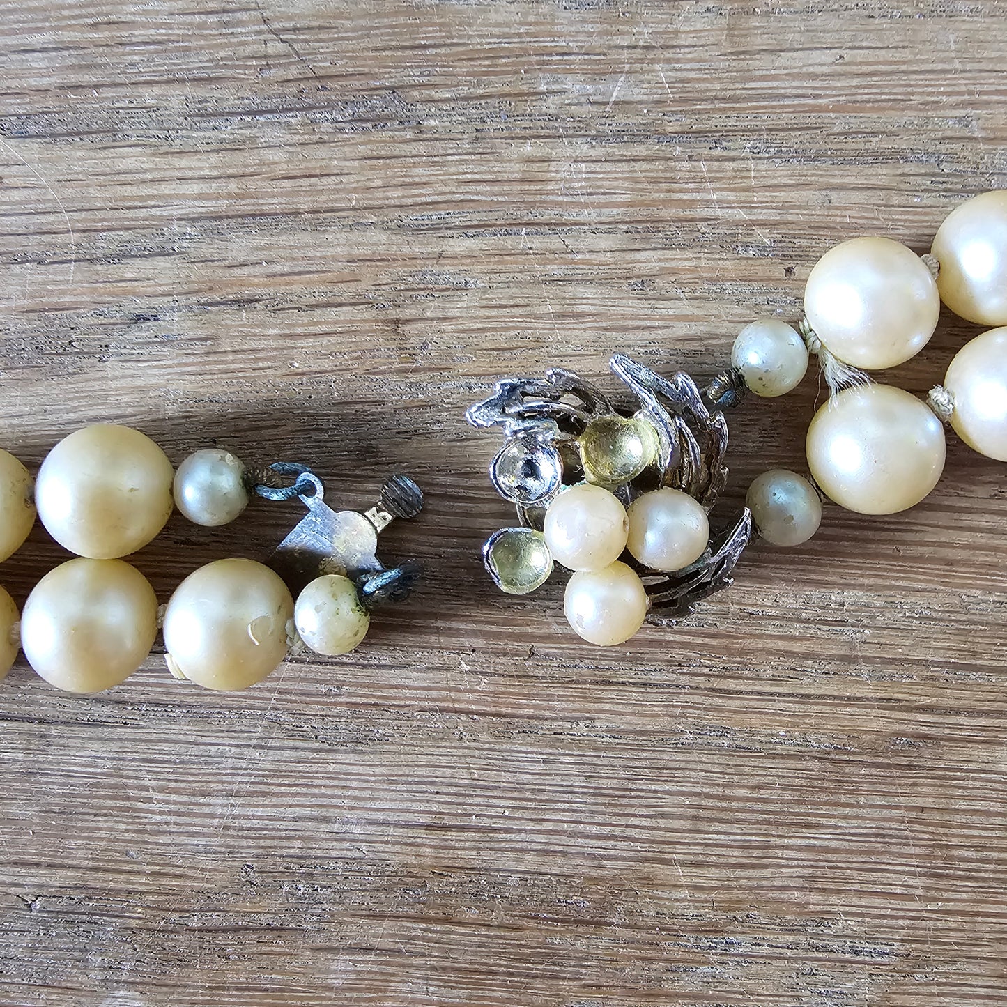 1950s/60s double strand faux pearl necklace with floral clasp