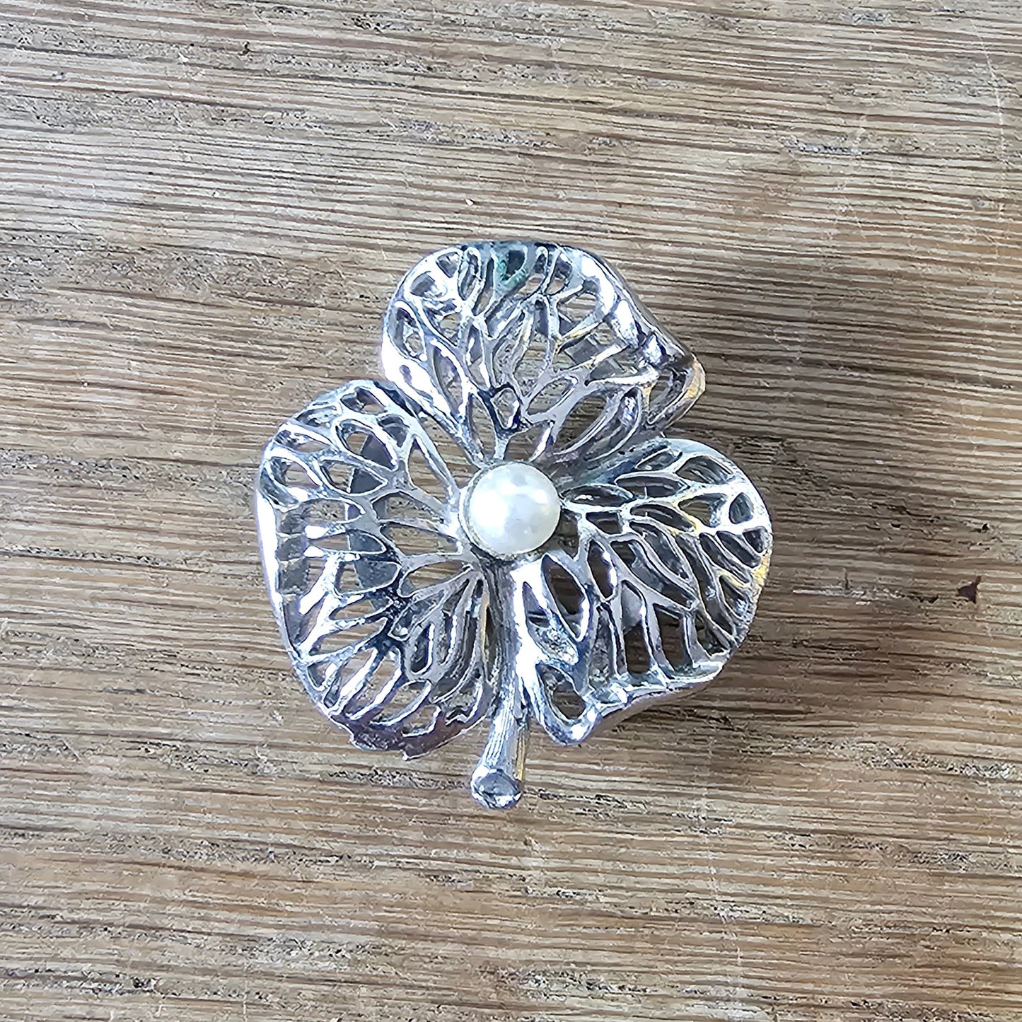 1960s/70s silver-tone shamrock scarf clip with faux pearl centre
